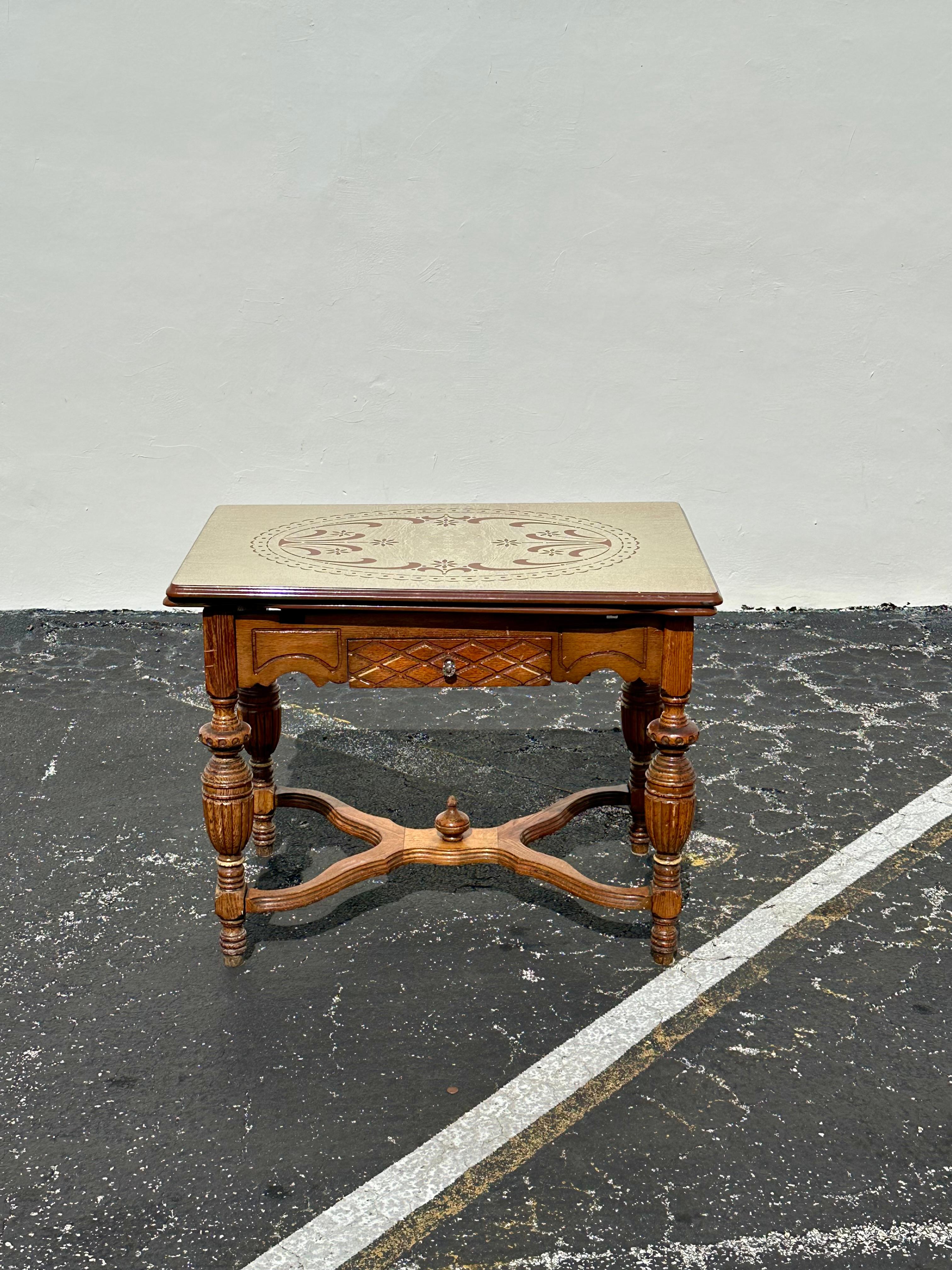 Deléitate con la elegancia intemporal de esta exquisita mesa de centro de escritorio o de juego, extensible y versátil, que data de finales del siglo XIX. Elaborada con meticulosa atención al detalle, esta pieza luce un impresionante acabado
