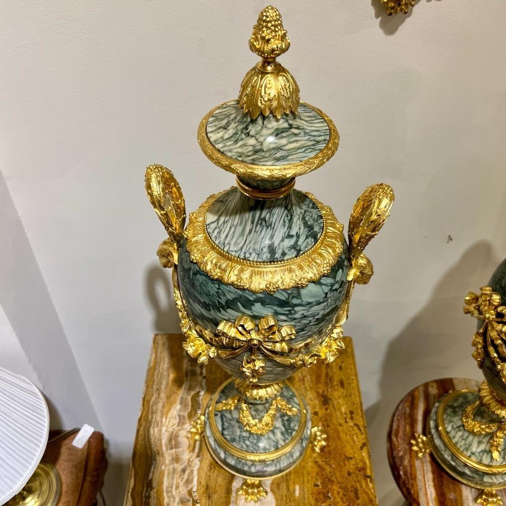Cassolettes aus Marmor und vergoldeter Bronze aus der Zeit Napoleons III. aus dem 19. Jahrhundert im Angebot 4