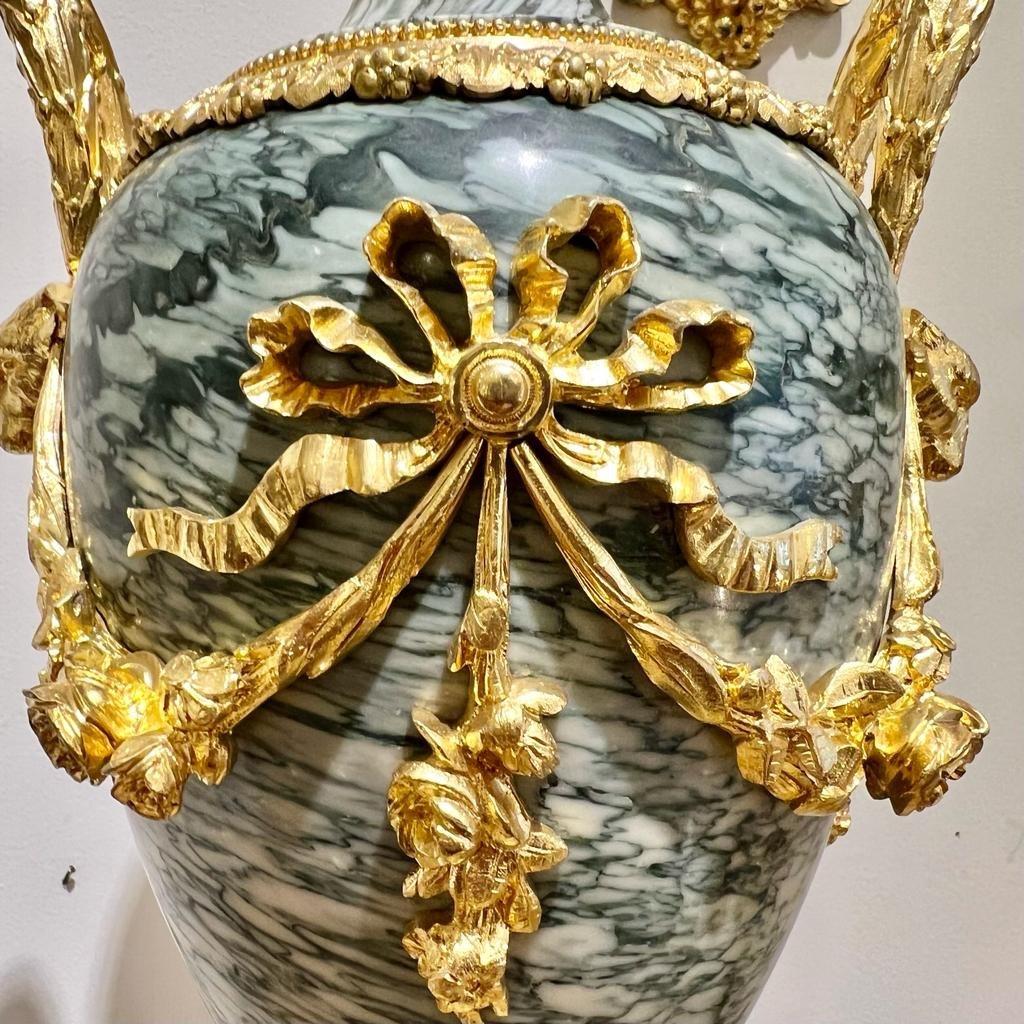 Doré Cassolettes du XIXe siècle en marbre et bronze doré de la période Napoléon III en vente