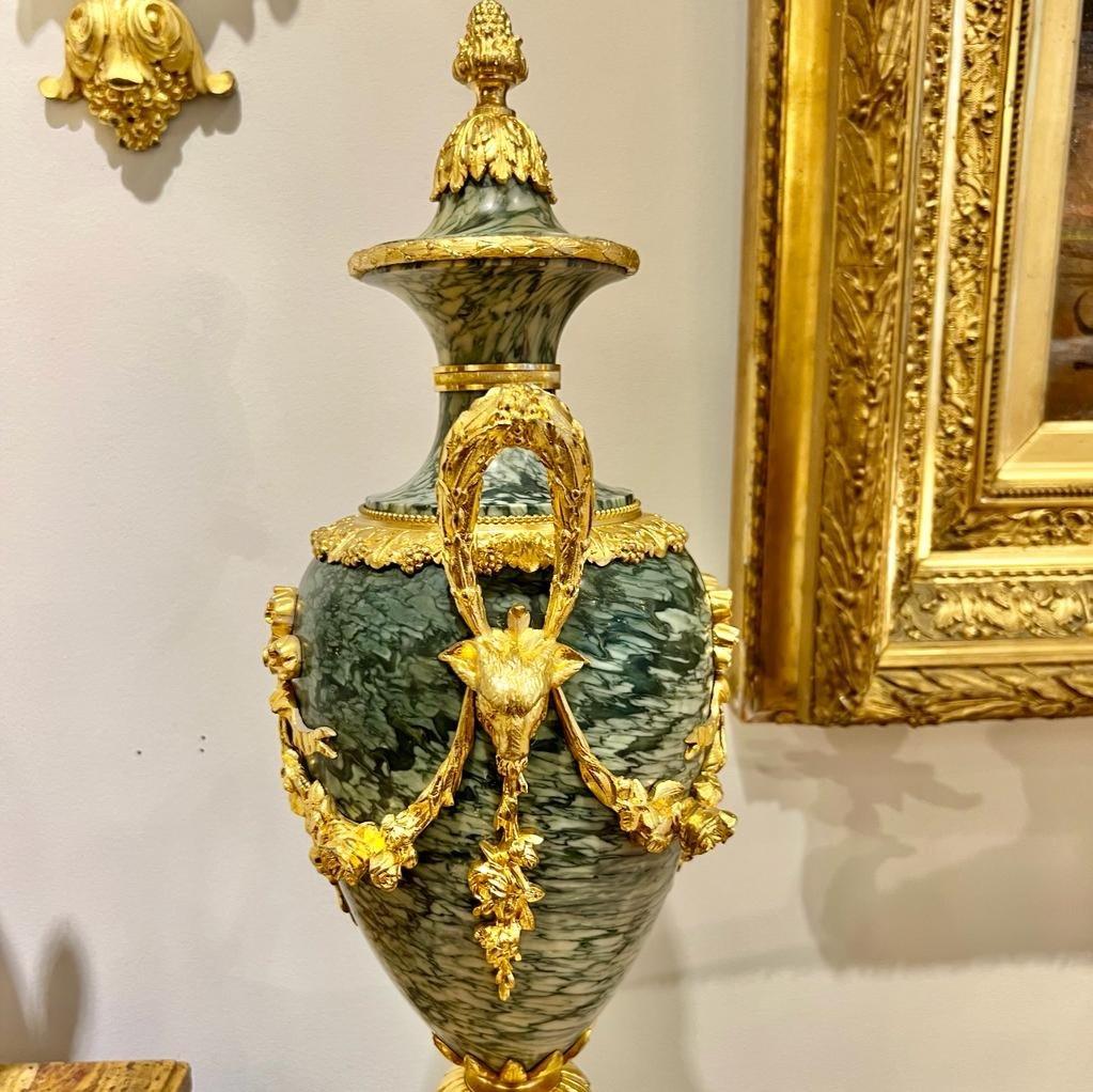 Cassolettes du XIXe siècle en marbre et bronze doré de la période Napoléon III en vente 3