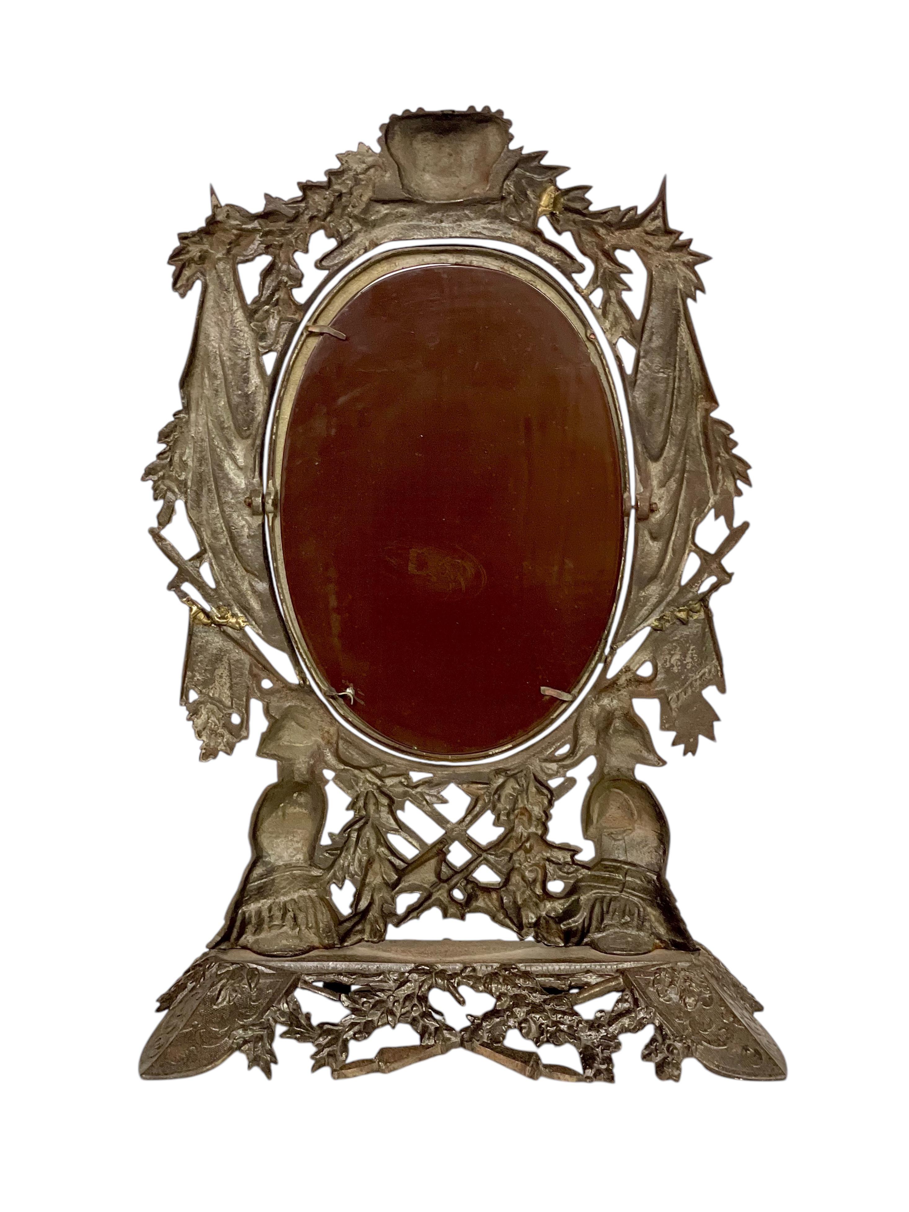 Miroir de table en fonte et fer doré du 19e siècle avec motifs héraldiques et chevaliers en vente 7