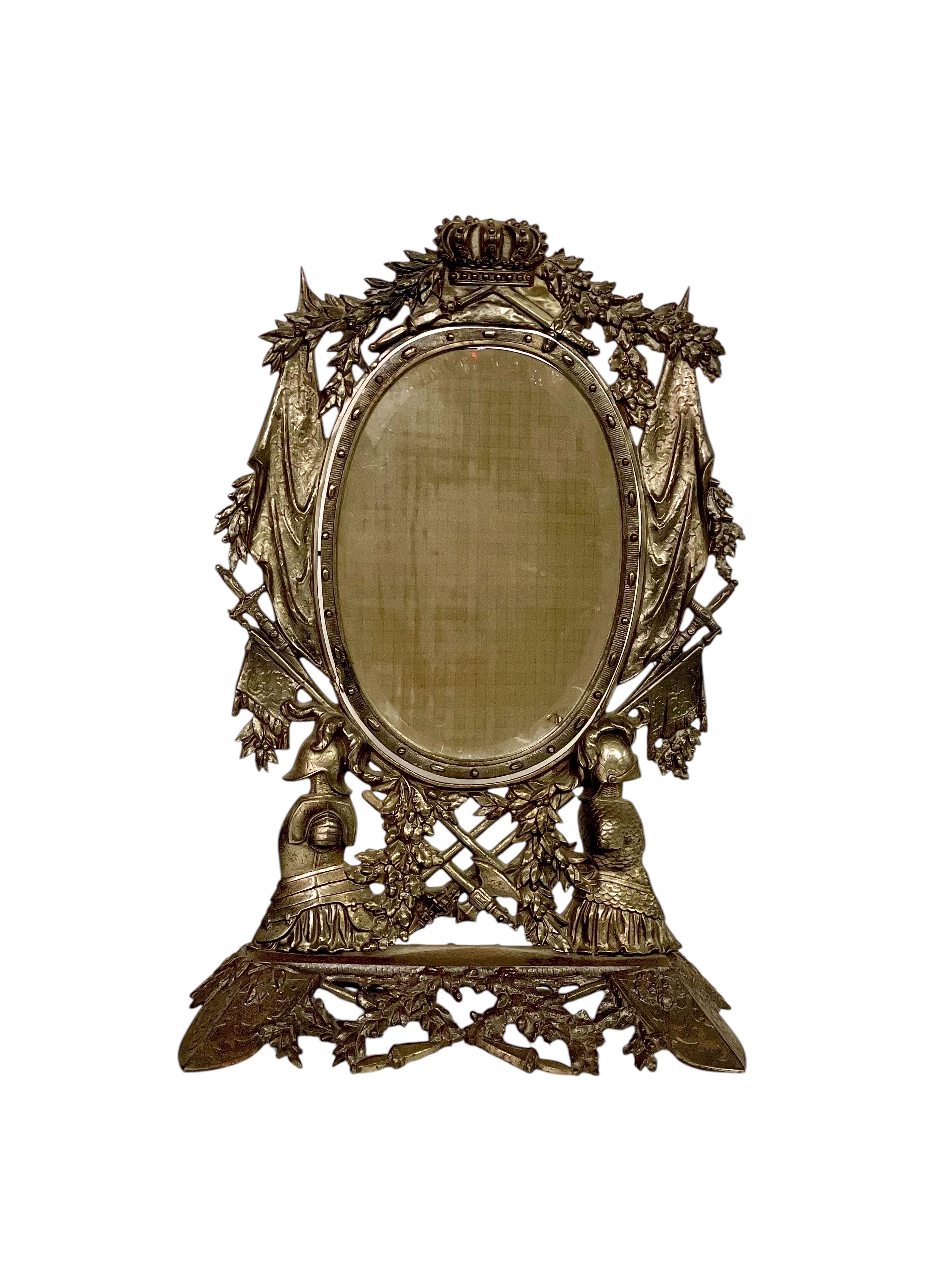 Miroir de table en fonte et fer doré du 19e siècle avec motifs héraldiques et chevaliers en vente 8