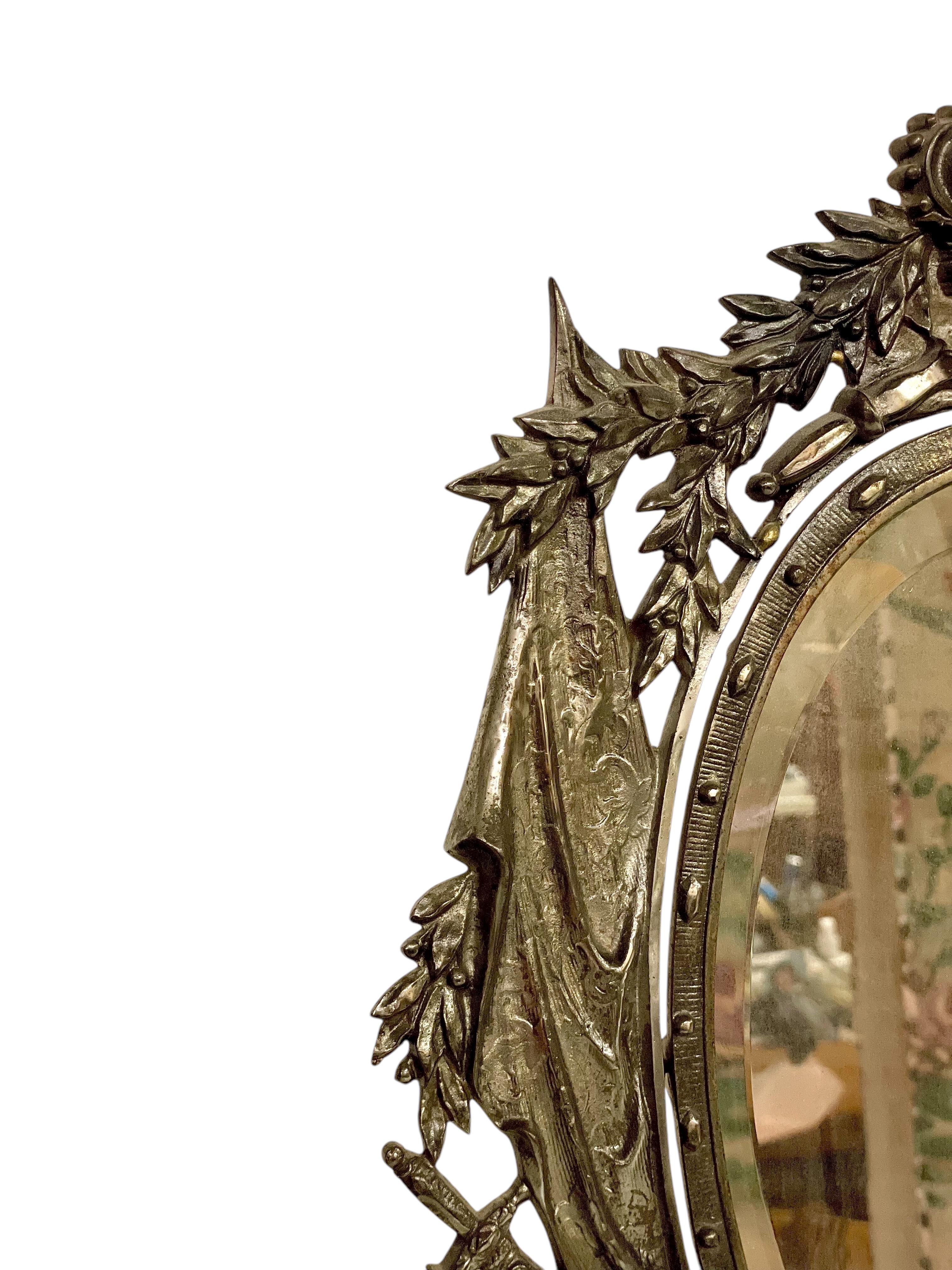 Français Miroir de table en fonte et fer doré du 19e siècle avec motifs héraldiques et chevaliers en vente