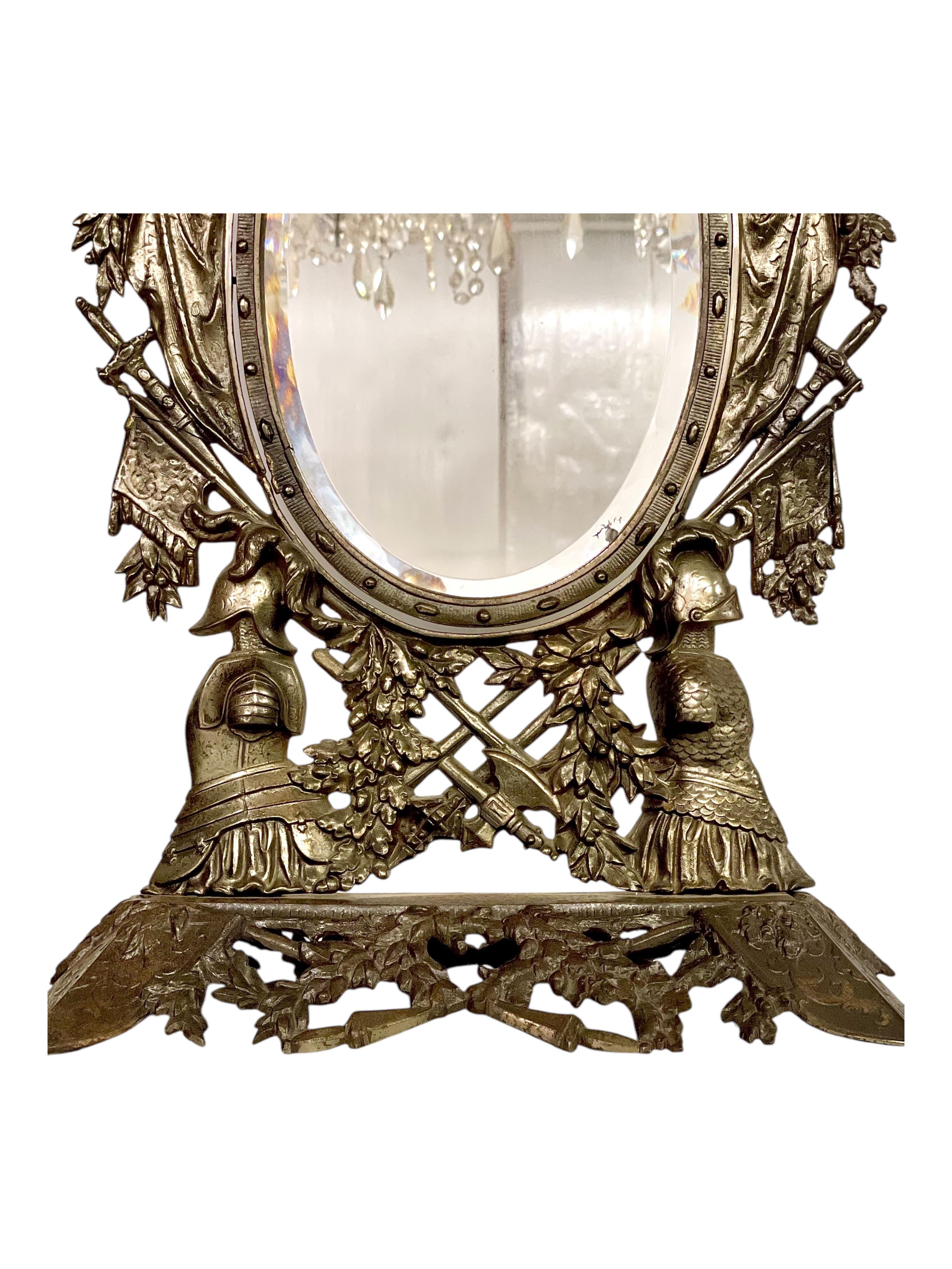 Moulage Miroir de table en fonte et fer doré du 19e siècle avec motifs héraldiques et chevaliers en vente