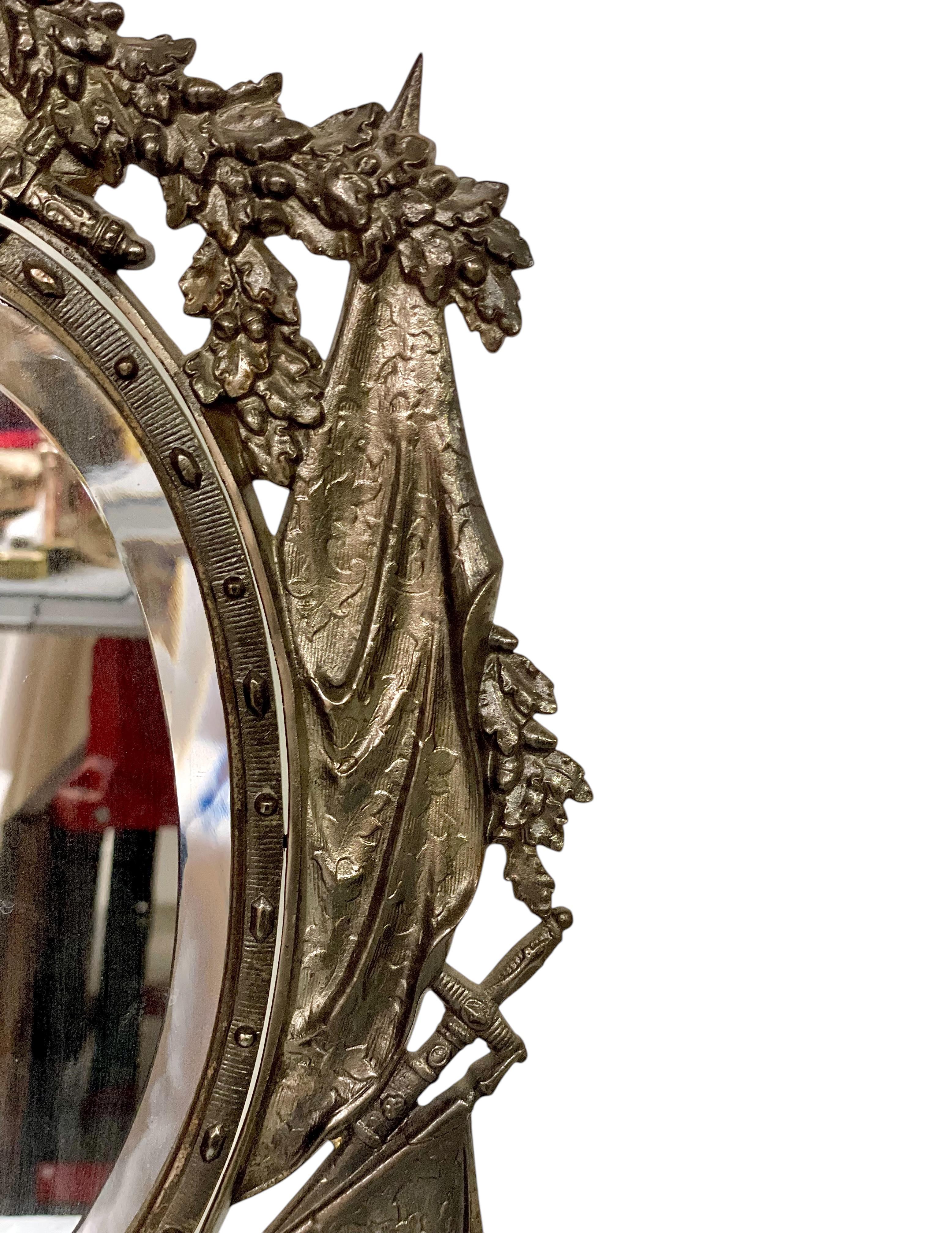Miroir de table en fonte et fer doré du 19e siècle avec motifs héraldiques et chevaliers Bon état - En vente à LA CIOTAT, FR