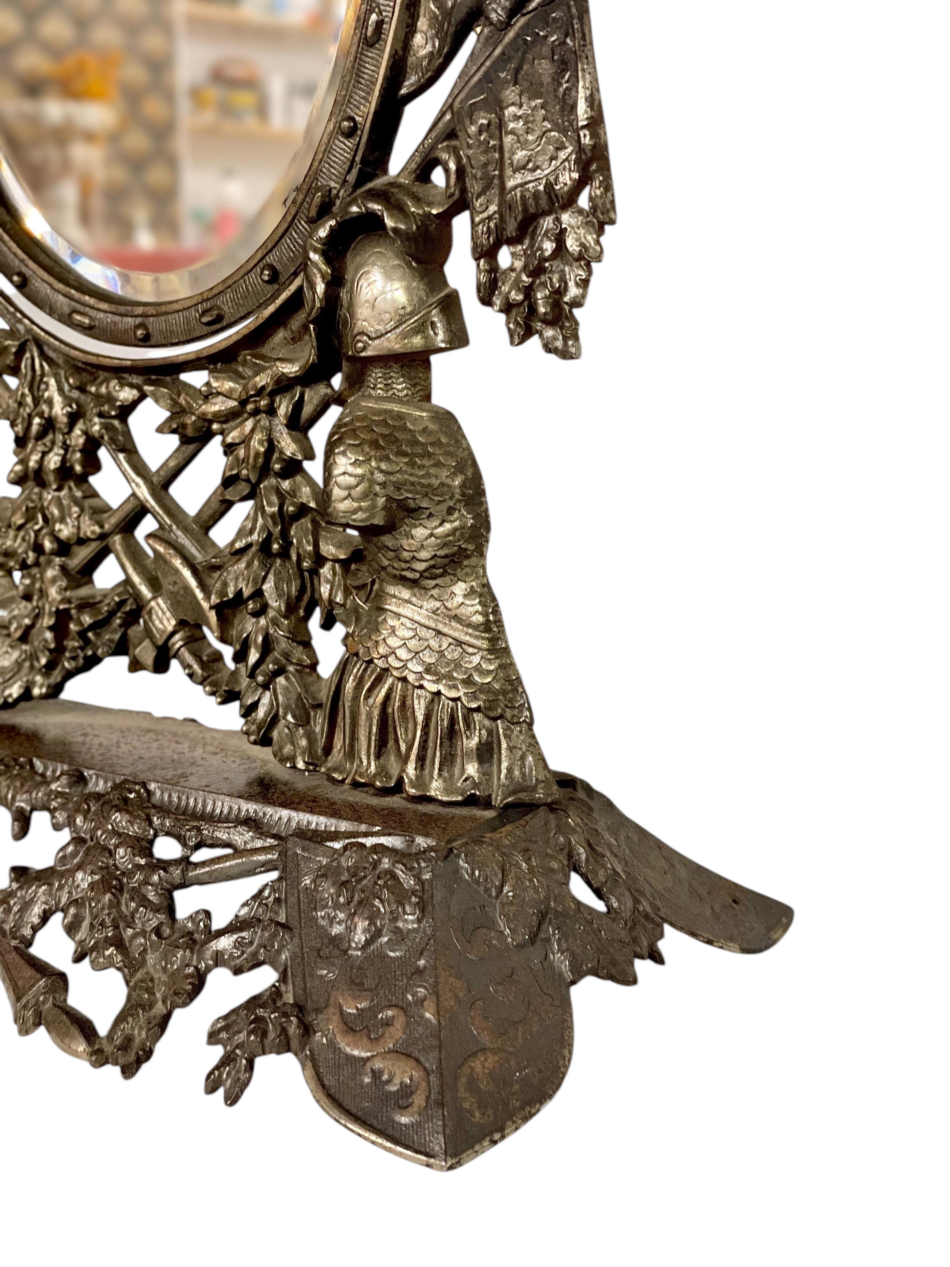 XIXe siècle Miroir de table en fonte et fer doré du 19e siècle avec motifs héraldiques et chevaliers en vente
