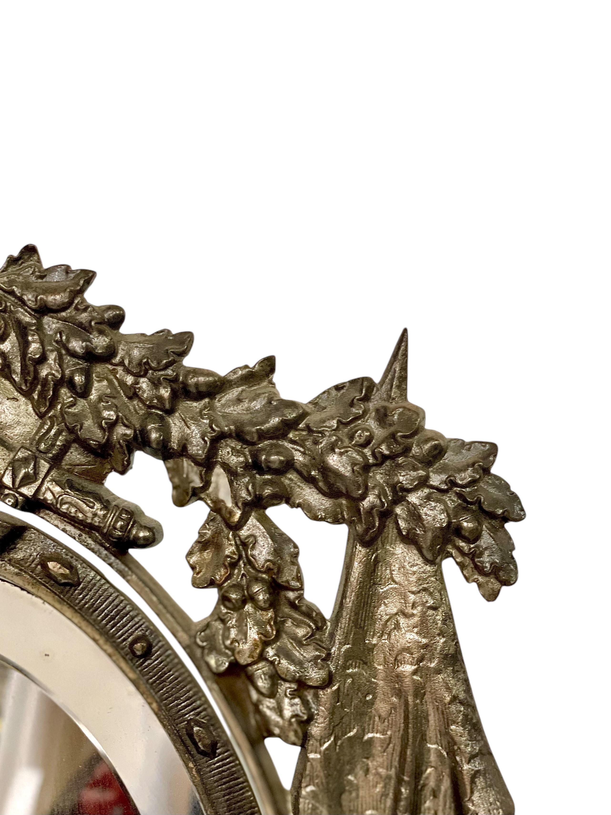 Miroir de table en fonte et fer doré du 19e siècle avec motifs héraldiques et chevaliers en vente 1