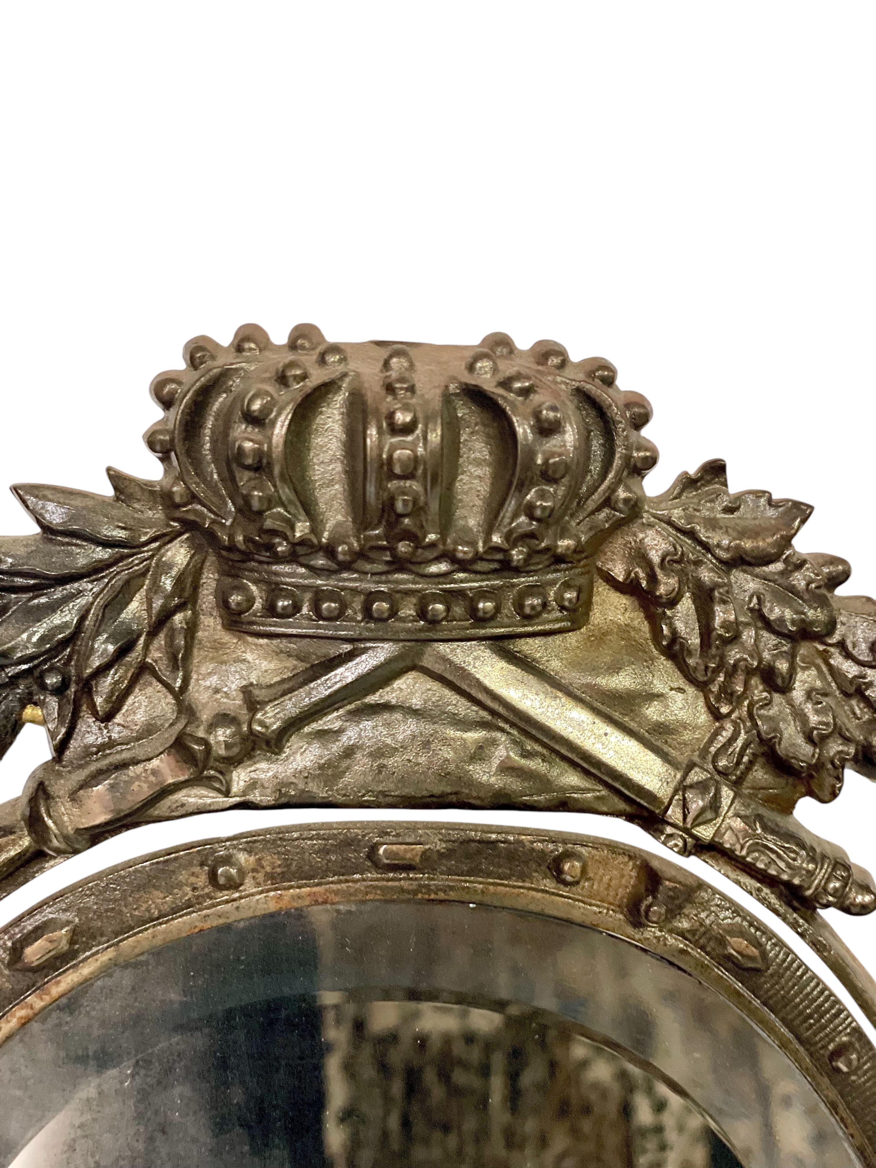 Miroir de table en fonte et fer doré du 19e siècle avec motifs héraldiques et chevaliers en vente 2