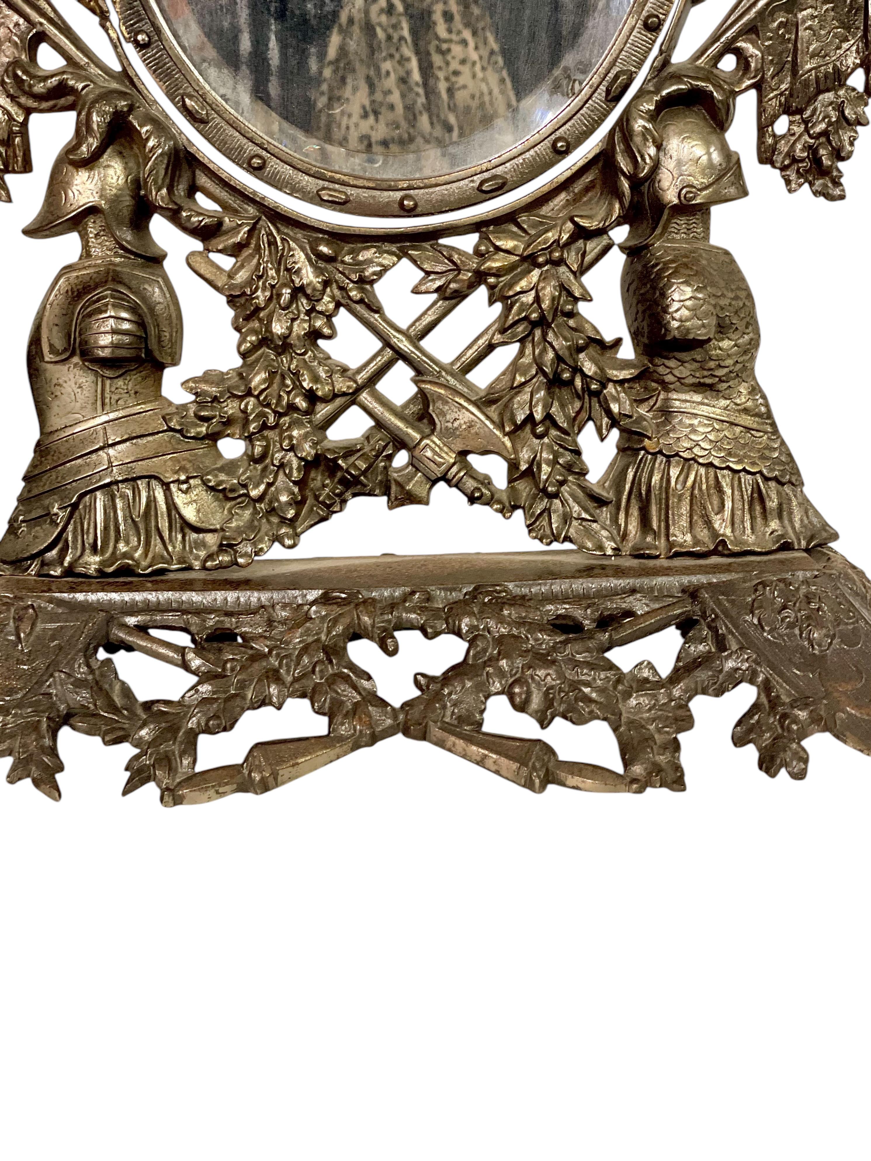 Miroir de table en fonte et fer doré du 19e siècle avec motifs héraldiques et chevaliers en vente 3