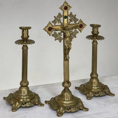Crucifix en laiton moulé du 19ème siècle avec paire de bougeoirs assortis