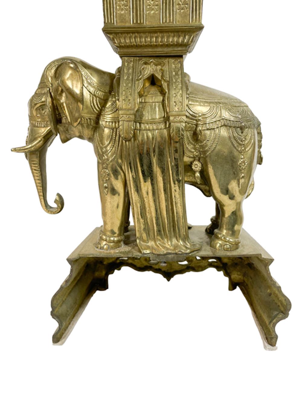 Kaminsims-Garnituren oder Chenets aus gegossenem Messing aus dem 19. Jahrhundert im anglo-indischen Stil im Angebot 5