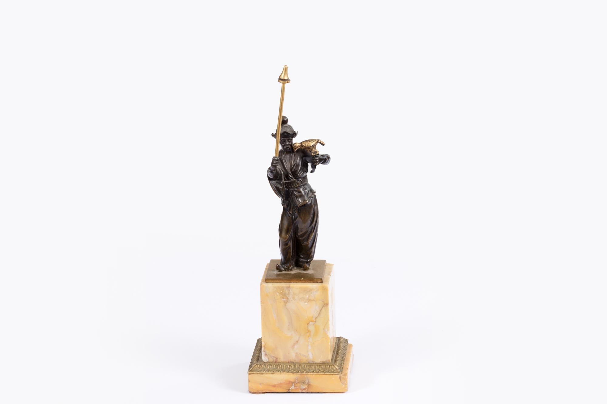 Bronzegussfigur eines orientalischen Jägers aus dem 19. Jahrhundert mit vergoldetem Speer und Falke. Die Figur steht stolz auf einem quadratischen und gestuften Marmorsockel.