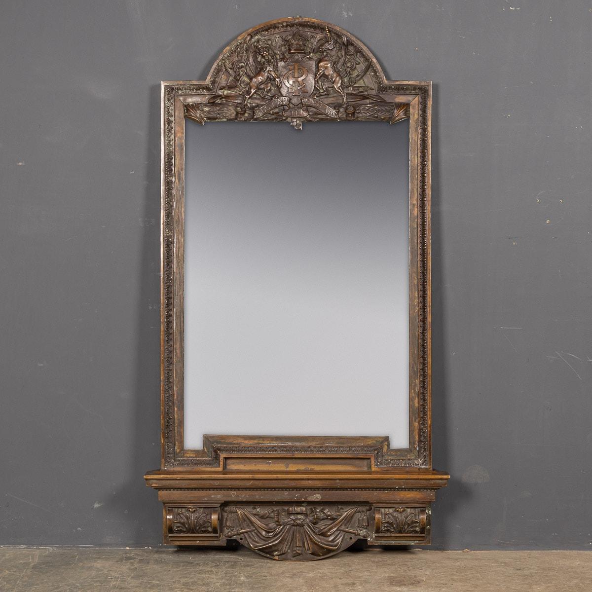 Antique Mirror della fine del XIX secolo con grande cornice in bronzo e stemma fuso con le iniziali A.C.C. della Royal Insurance Company sopra il motto 
