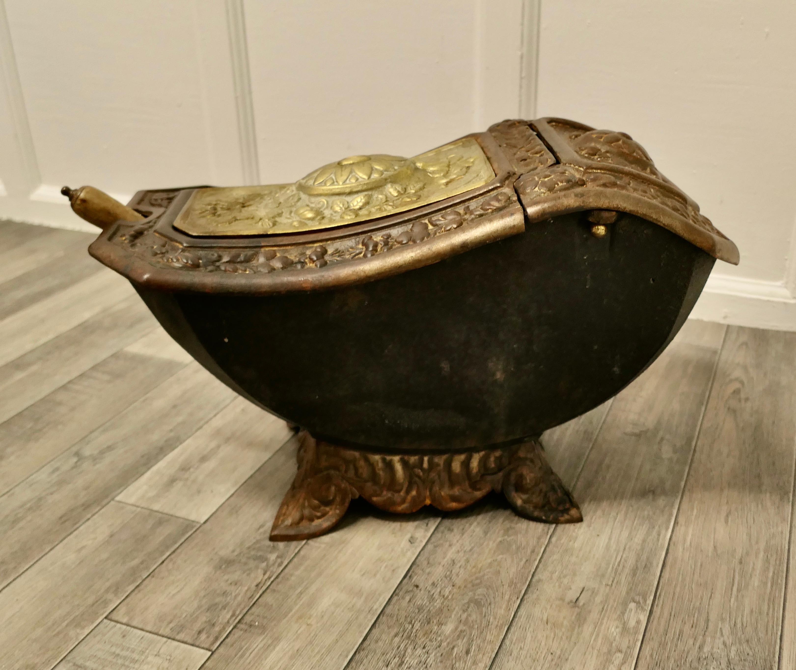 Navette à charbon Art Nouveau en fonte et laiton du 19ème siècle Bon état - En vente à Chillerton, Isle of Wight