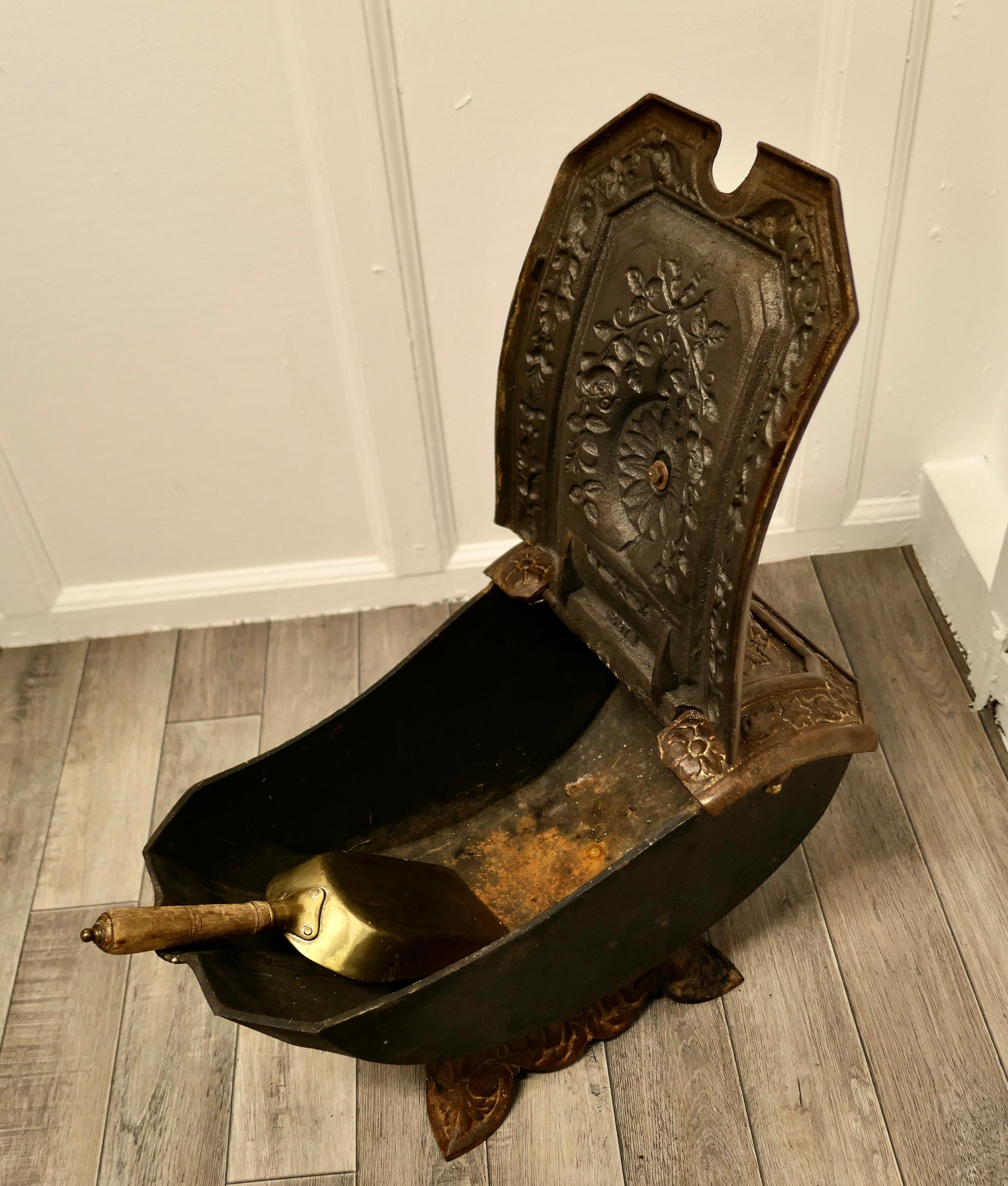19th Century Cast Iron and Brass Art Nouveau Coal Scuttle In Good Condition For Sale In Chillerton, Isle of Wight