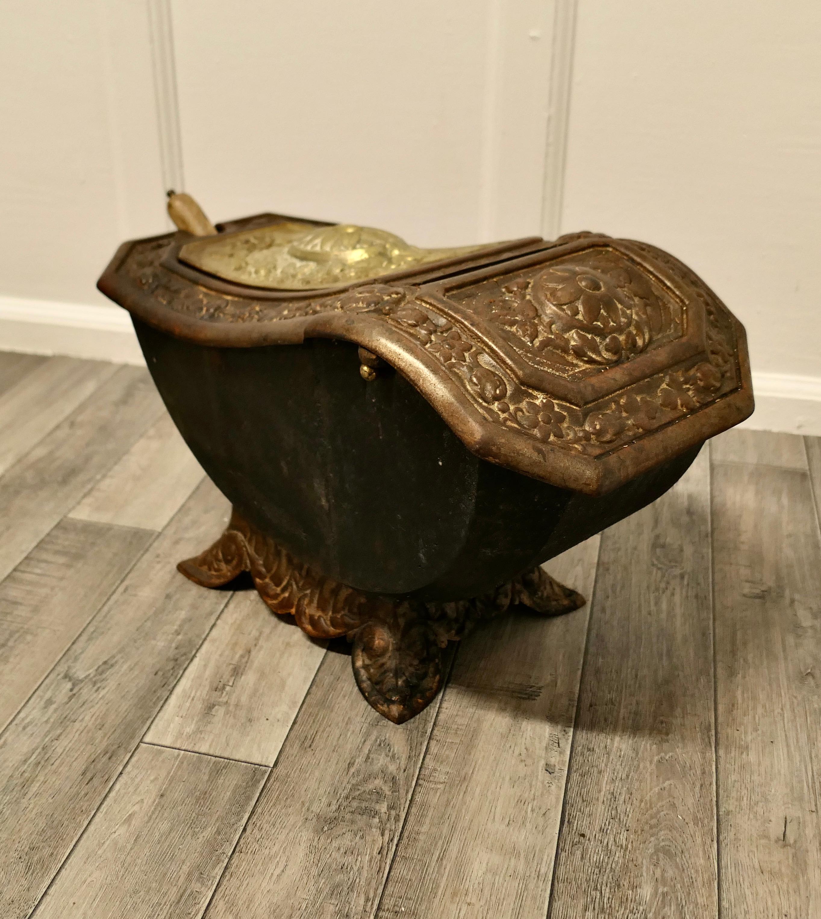 19th Century Cast Iron and Brass Art Nouveau Coal Scuttle For Sale 2