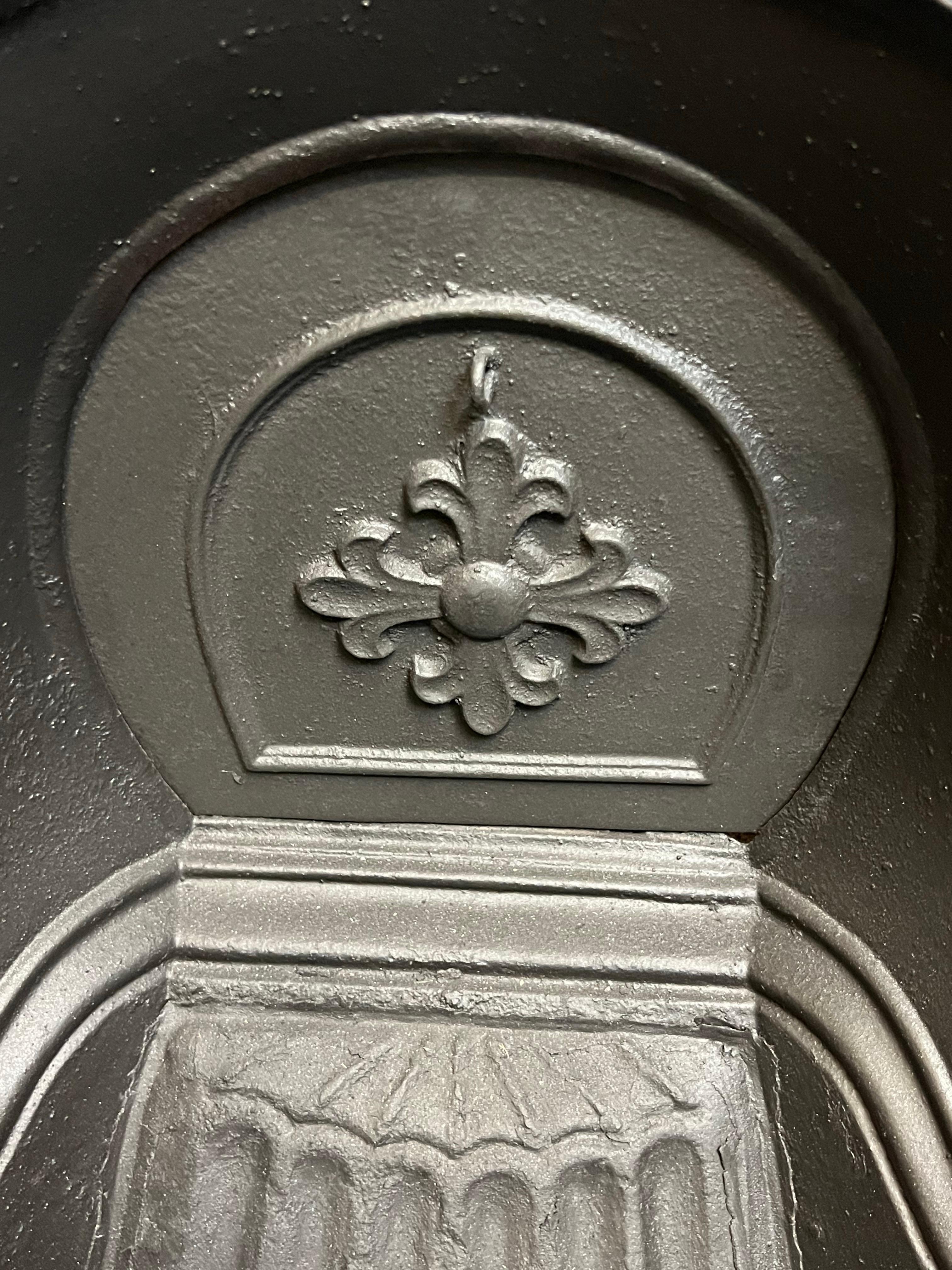 19th Century Cast Iron Arch Fireplace Insert In Good Condition For Sale In London, GB