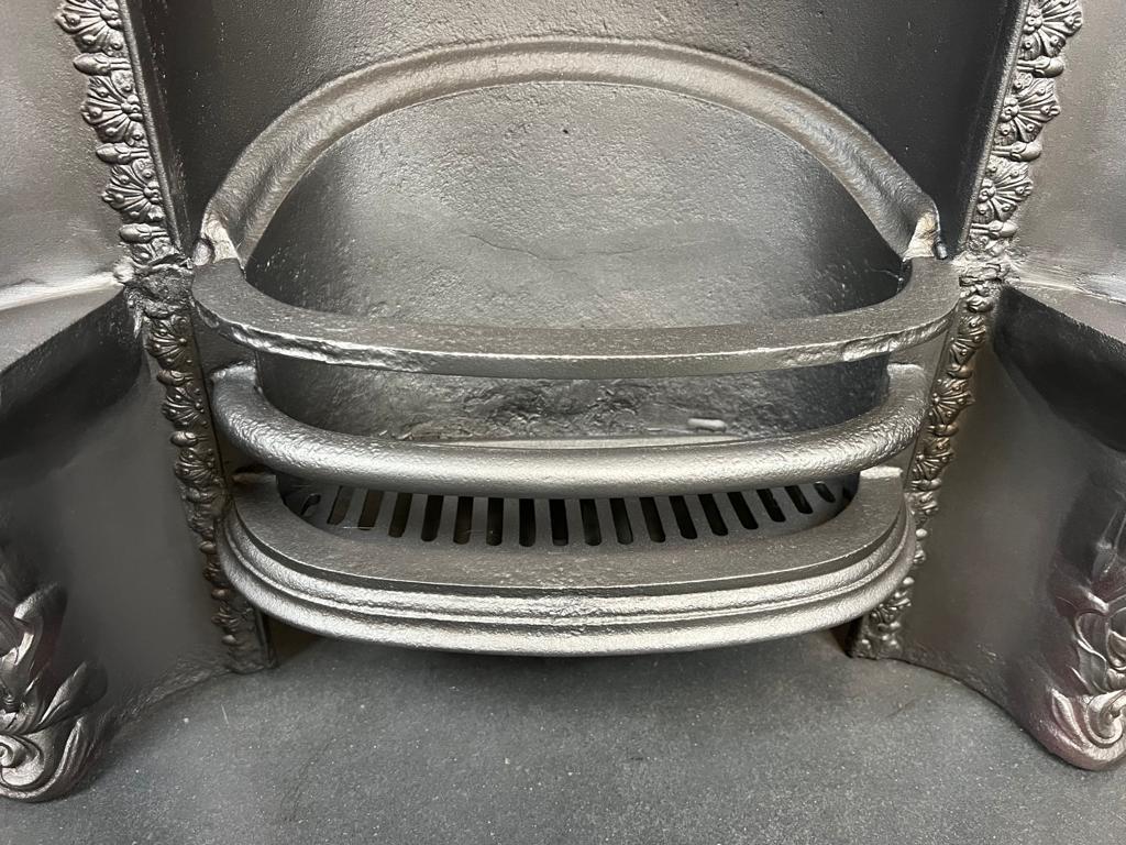 19th Century Cast-iron Arch Fireplace Insert  In Good Condition For Sale In London, GB
