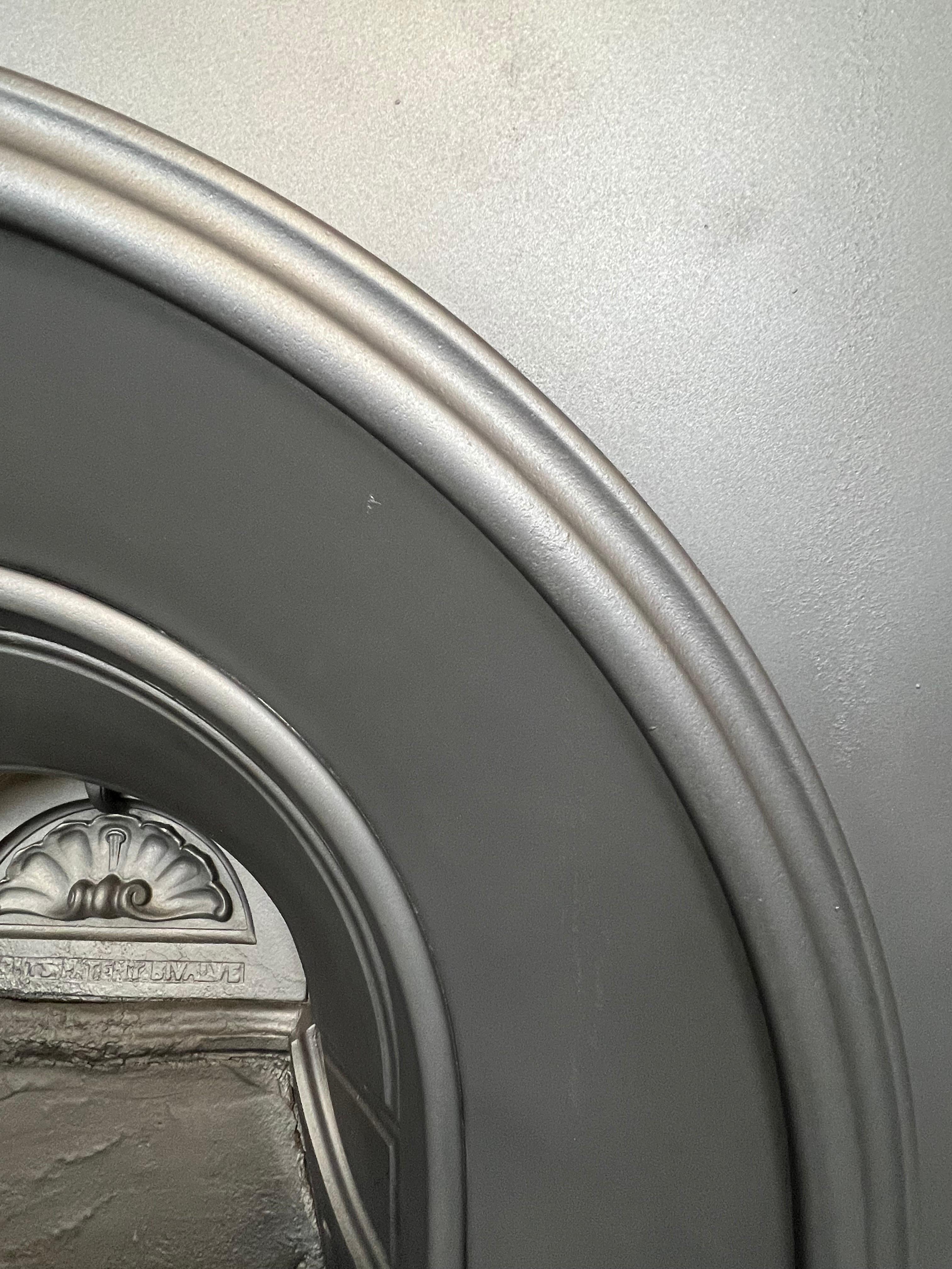 19th Century Cast-iron Arched fireplace Insert.
Sand Casted Cast Iron Insert Circa 1850 - 1880 Made In England.
Slavaged From A London West End Town House.
Nice Simple Antique Victorian Arch Insert With Detailed Flap - Blackened