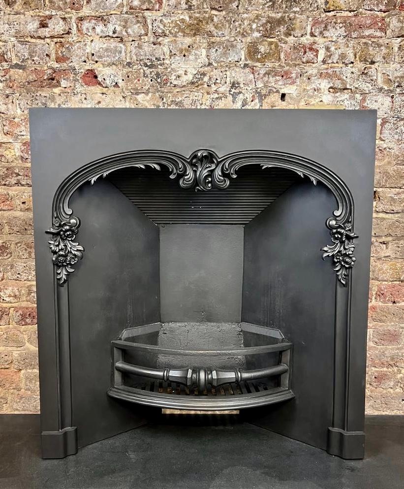 19th Century Cast Iron Arched Fireplace Insert In Good Condition For Sale In London, GB