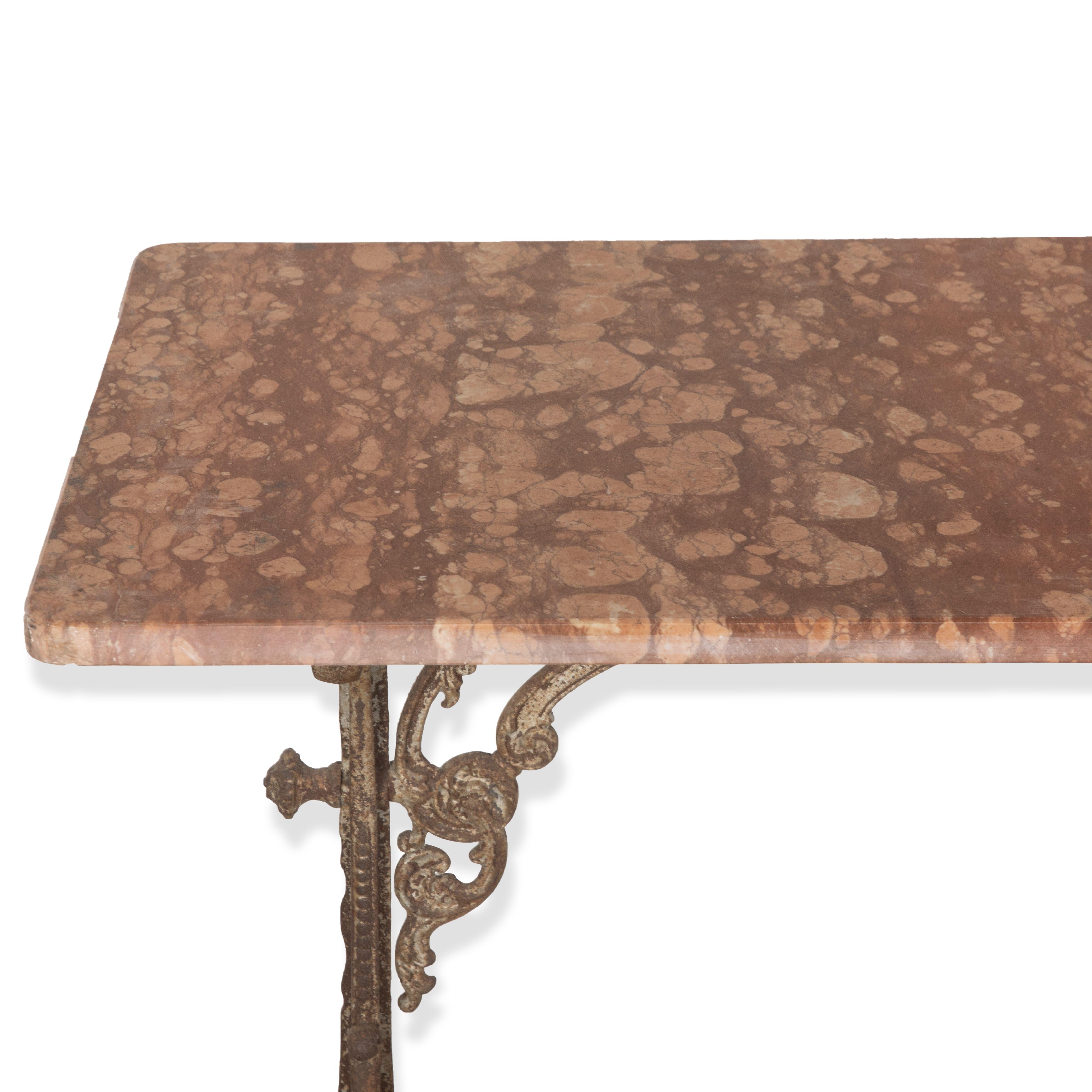 Französischer Bistrotisch aus dem 19. Jahrhundert mit detaillierten Stützen und einer stilvollen Marmorplatte in Marseille-Rosa mit schöner Patina.

Dieser dekorative Tisch eignet sich sowohl für die Inneneinrichtung als auch für den Garten.