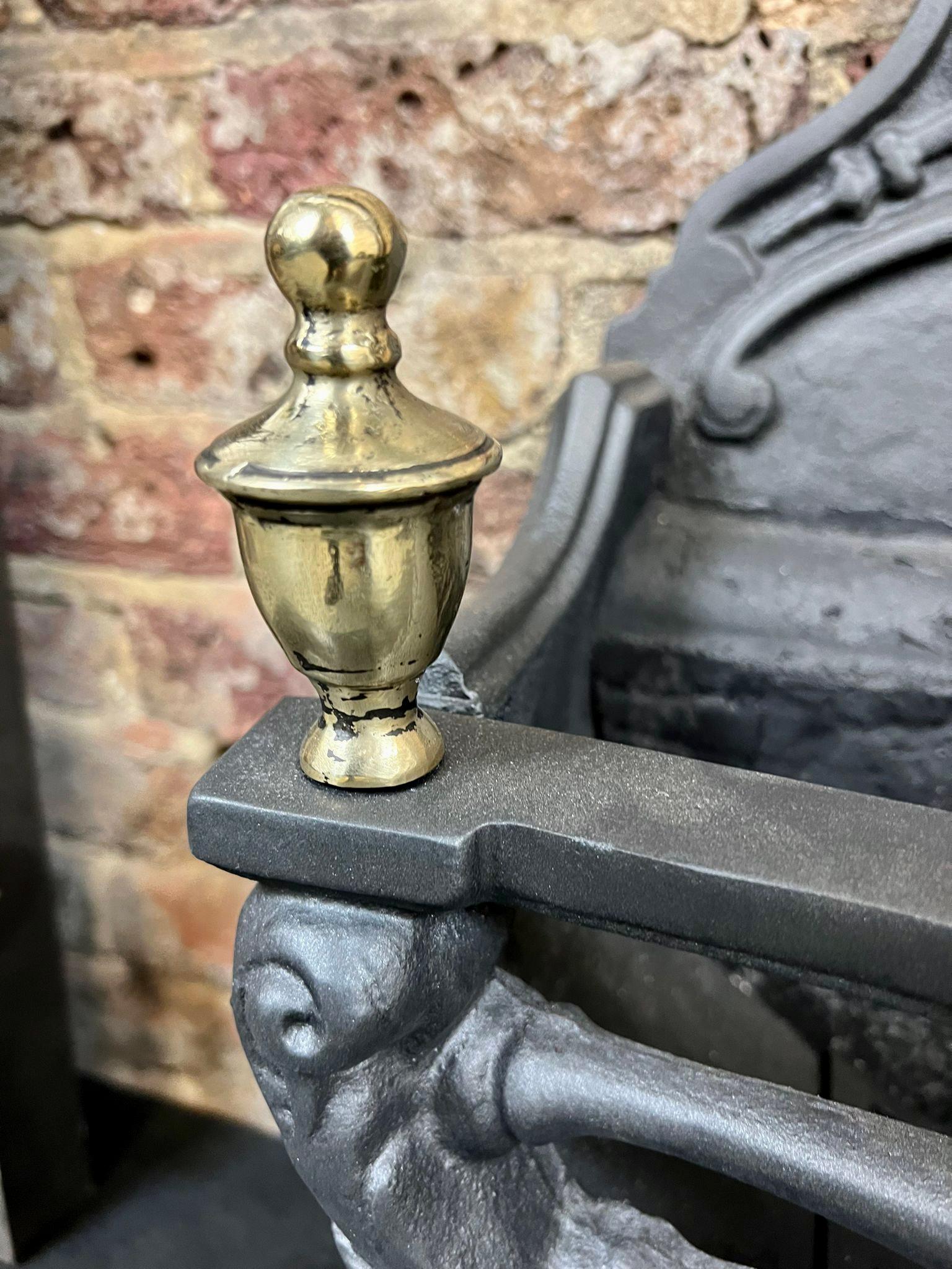 Victorien Grille de cheminée en fonte et laiton du 19e siècle en vente