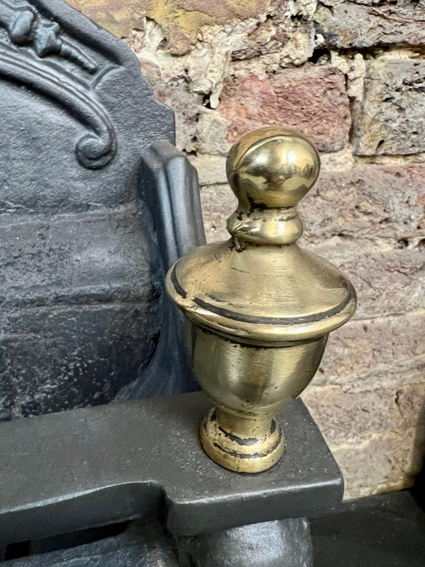 Noirci Grille de cheminée en fonte et laiton du 19e siècle en vente