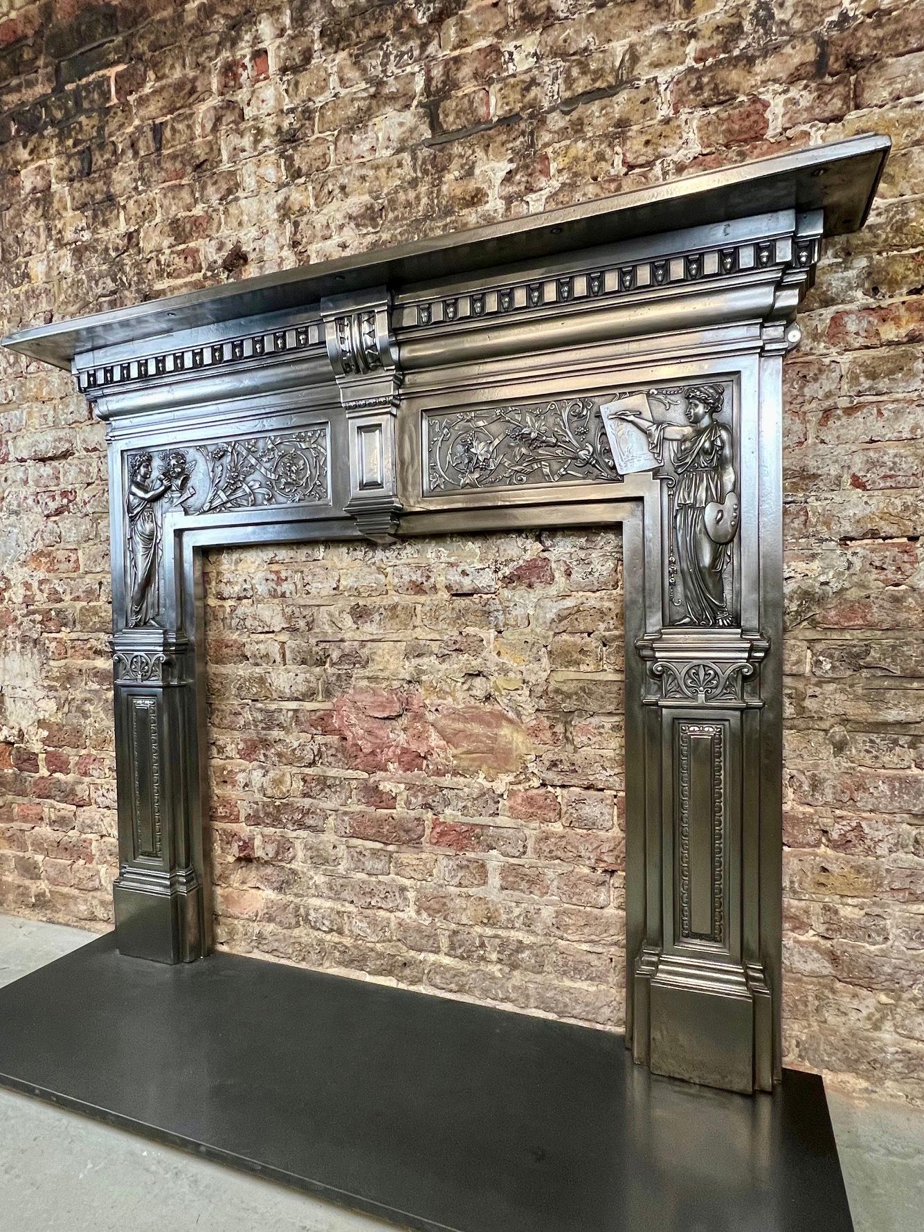 19. Jahrhundert Gusseisen brüniert Mantlepiece Surround.
Ein ungewöhnlich detaillierter Kamin aus poliertem Gusseisen.
Datiert CIRCA 1880, British Made Antique Original Fireplace Surround. 
Dieser hervorragende brünierte Kamin zeigt allegorische
