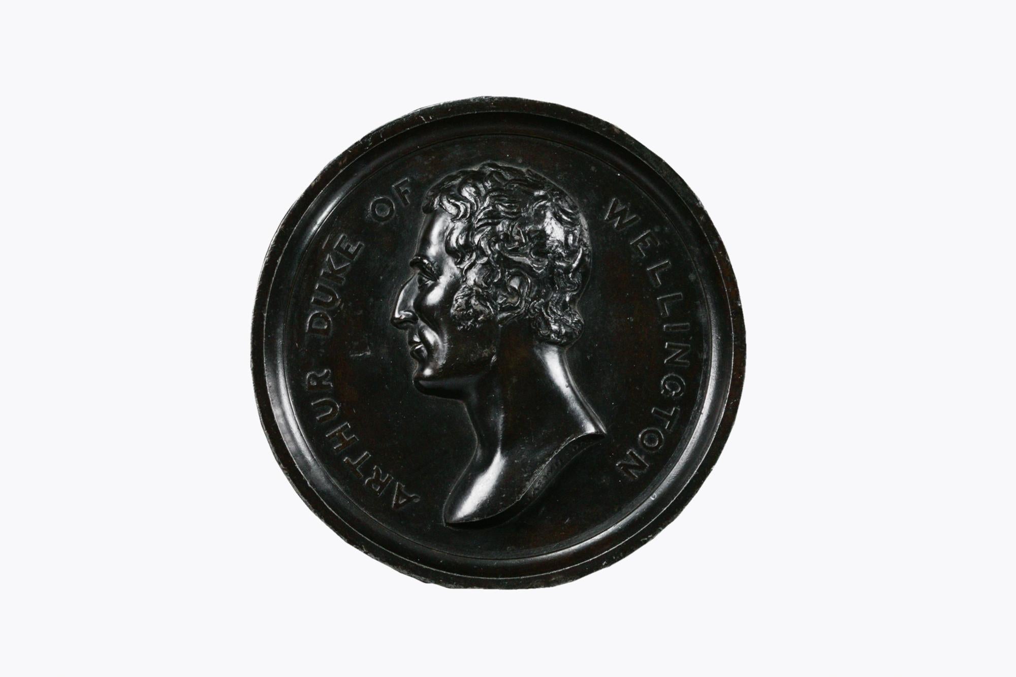 Targa circolare in ghisa del XIX secolo che raffigura il profilo di Arthur Wellesley, il primo Duca di Wellington, in alto rilievo.

Wellesley era un comandante di origine irlandese dell'esercito britannico durante le guerre napoleoniche e