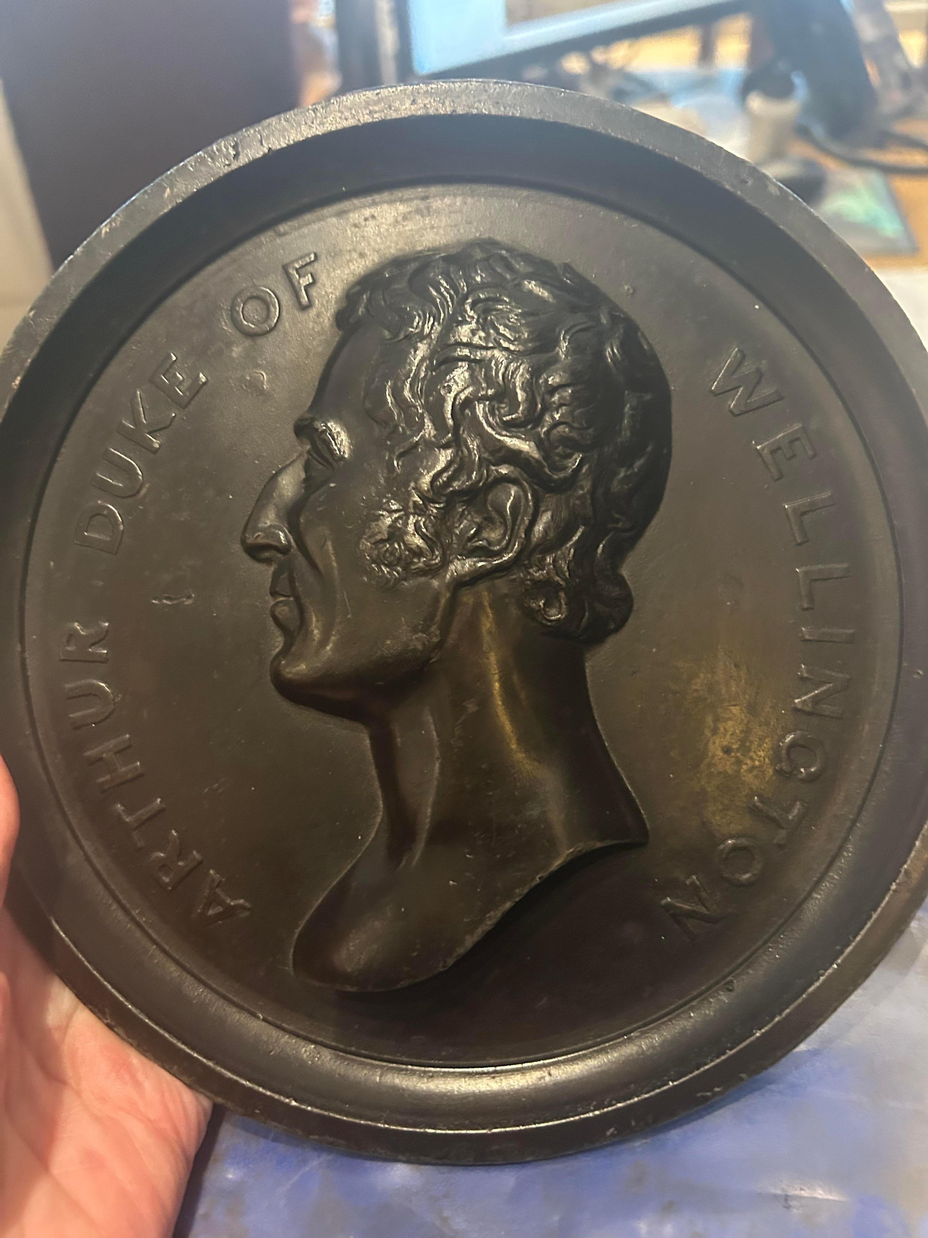Europeo Targa circolare in ghisa del XIX secolo raffigurante Artù, Duca di Wellington in vendita