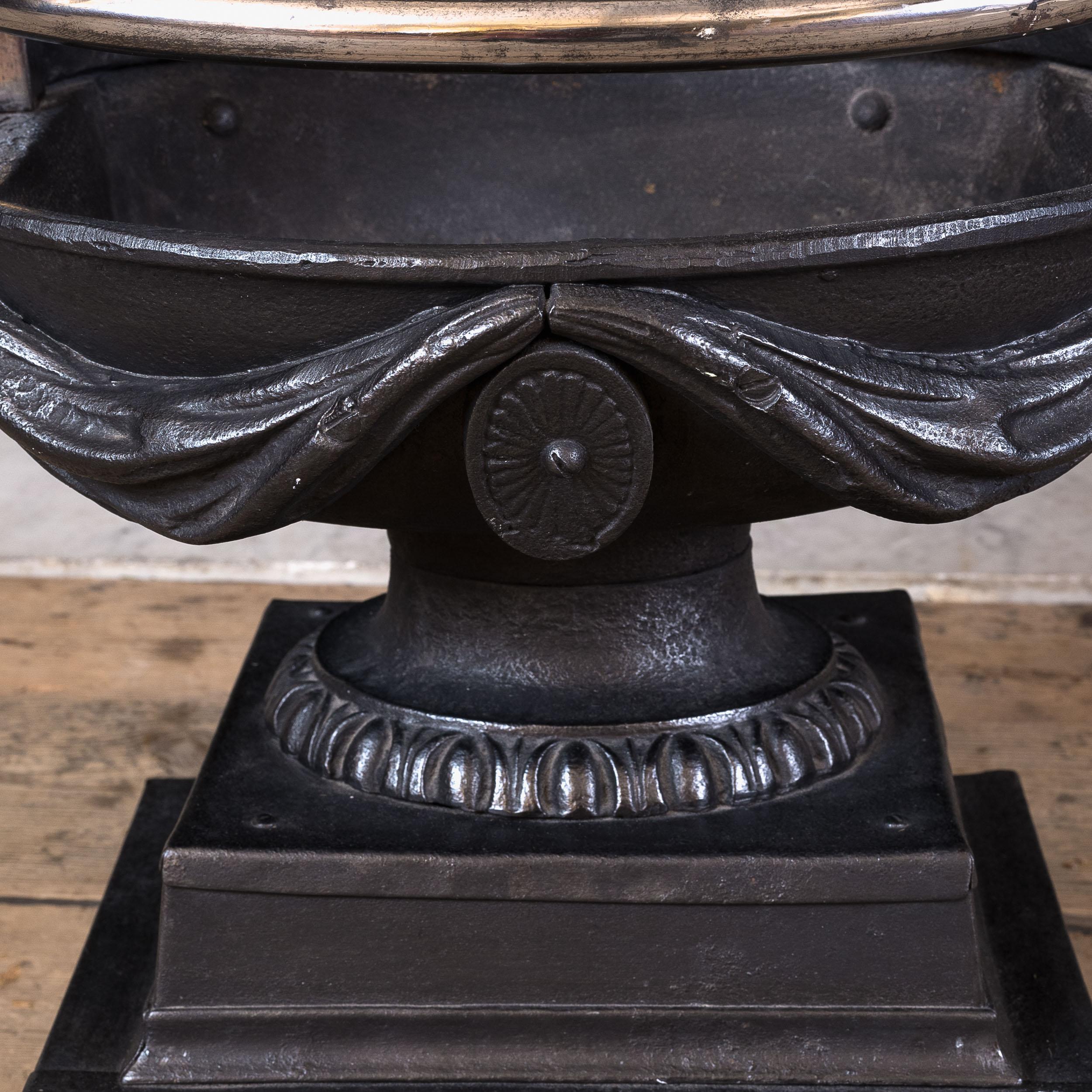 British 19th Century Cast Iron Coal Grate For Sale