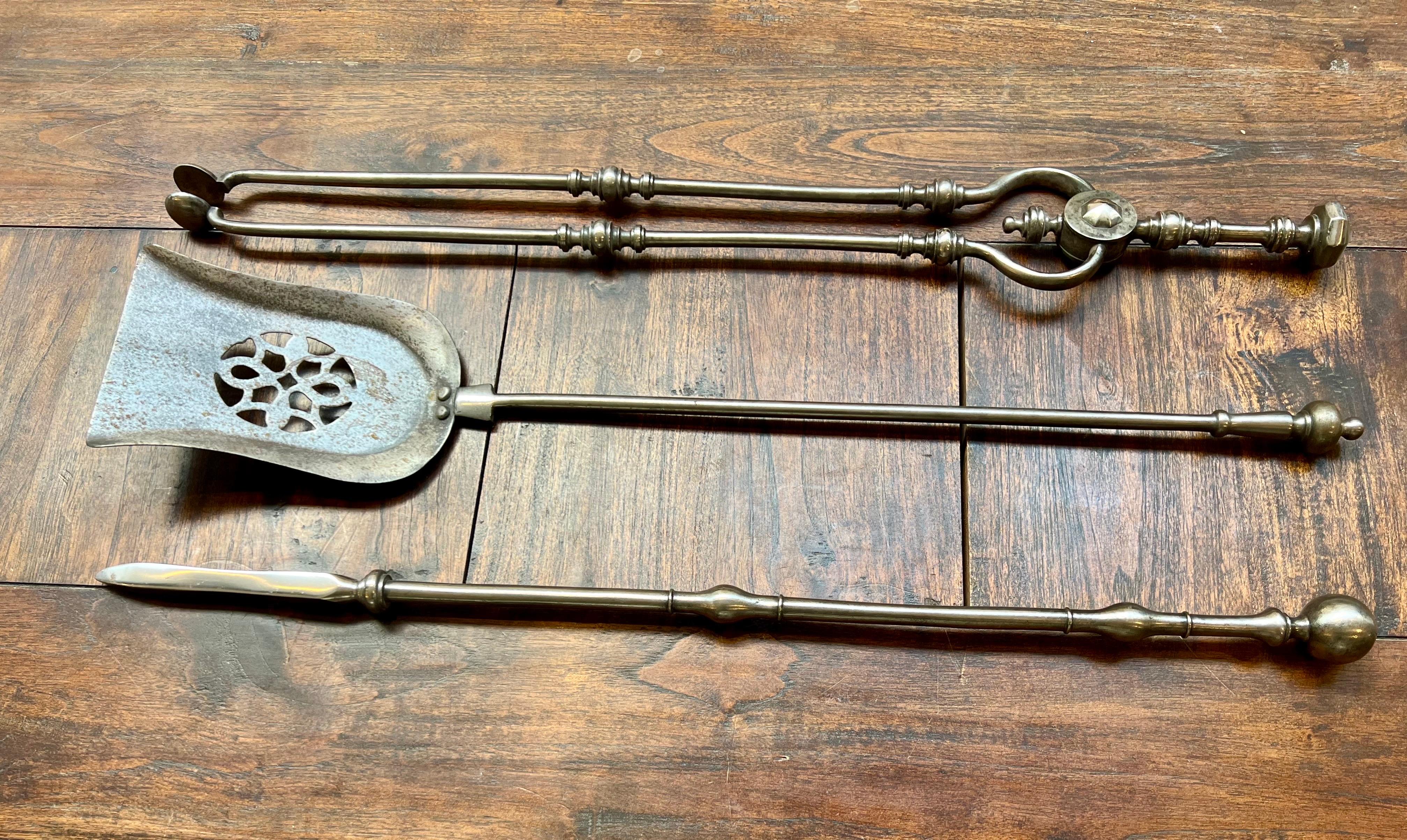 Strumenti da fuoco in ghisa e rame del XIX secolo Andirons.
Handel in ghisa annerita e rame lucido.
Set vittoriano di 3 strumenti per il fuoco. English Made.
Include attizzatoio, pala e pinze.

Dimensioni
Altezza 26