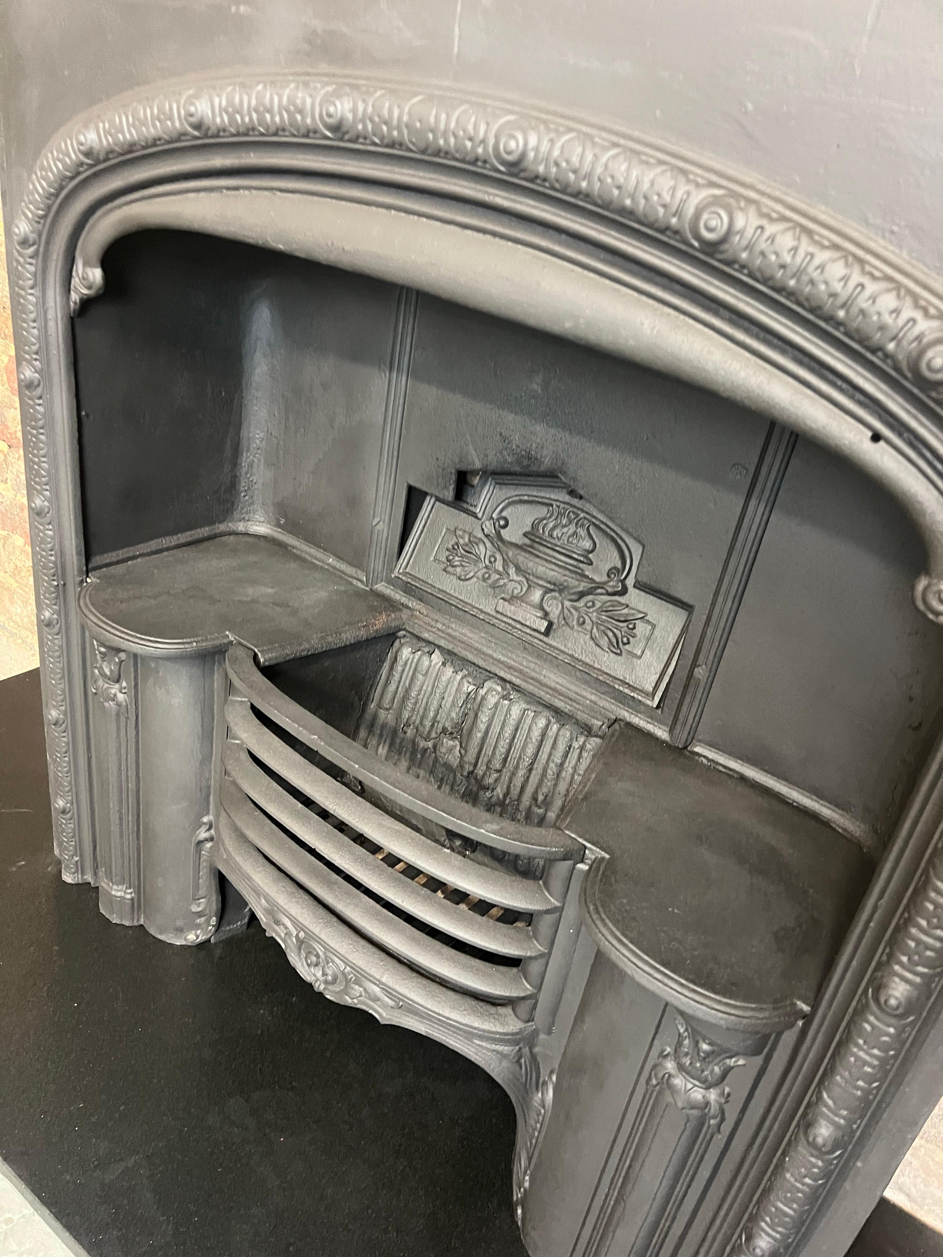 Britannique Cheminée en fonte du 19e siècle en vente