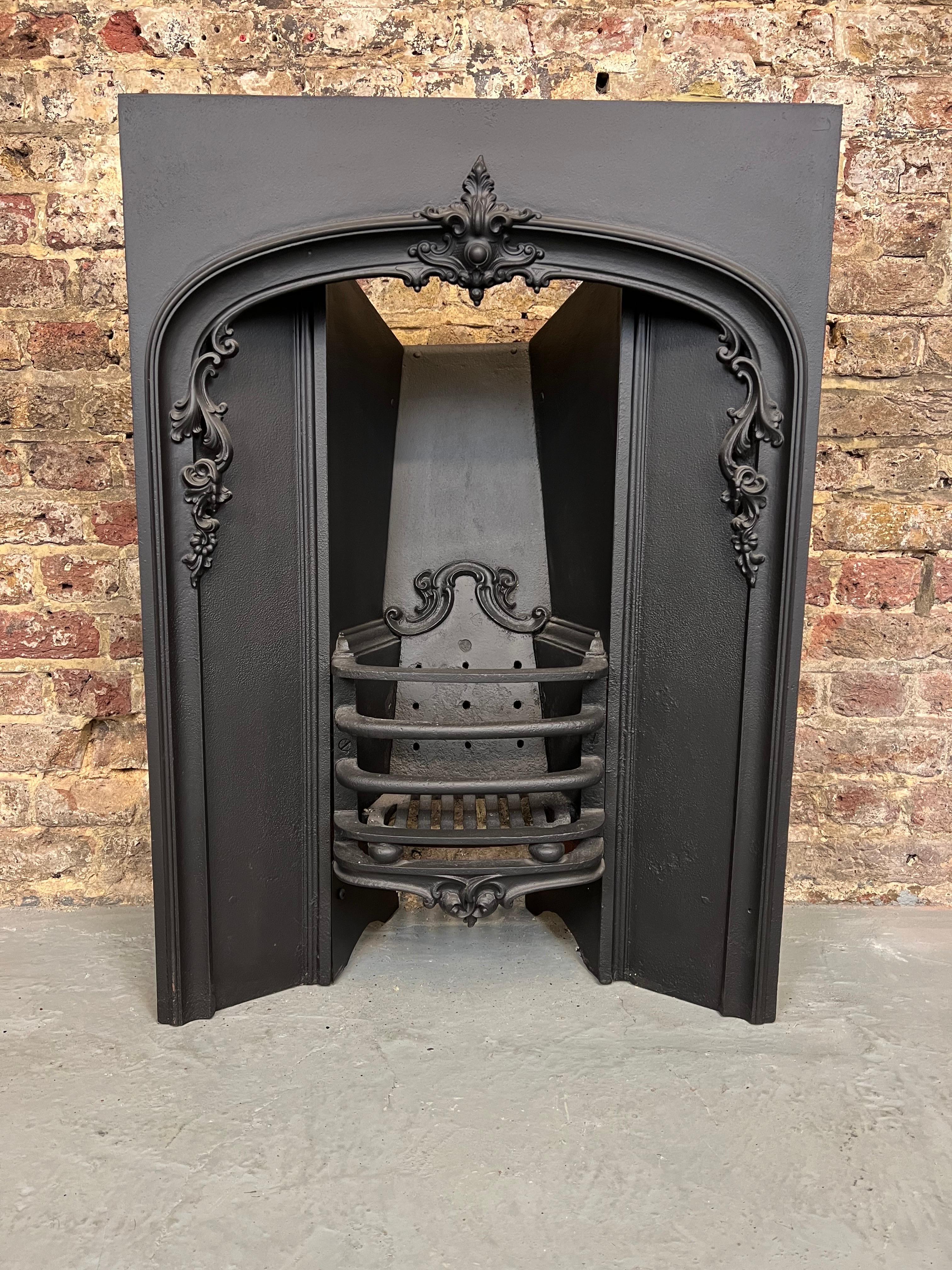 19th Century Cast Iron Fireplace Insert
English Made Circa 1880 From The Victorian Period.
This Classic Original Arched Fireplace Insert  With Decorative Cast Relief Is Complete With Deorative Fire Back & Front Bars.
In Traditional Blackened Finish.
