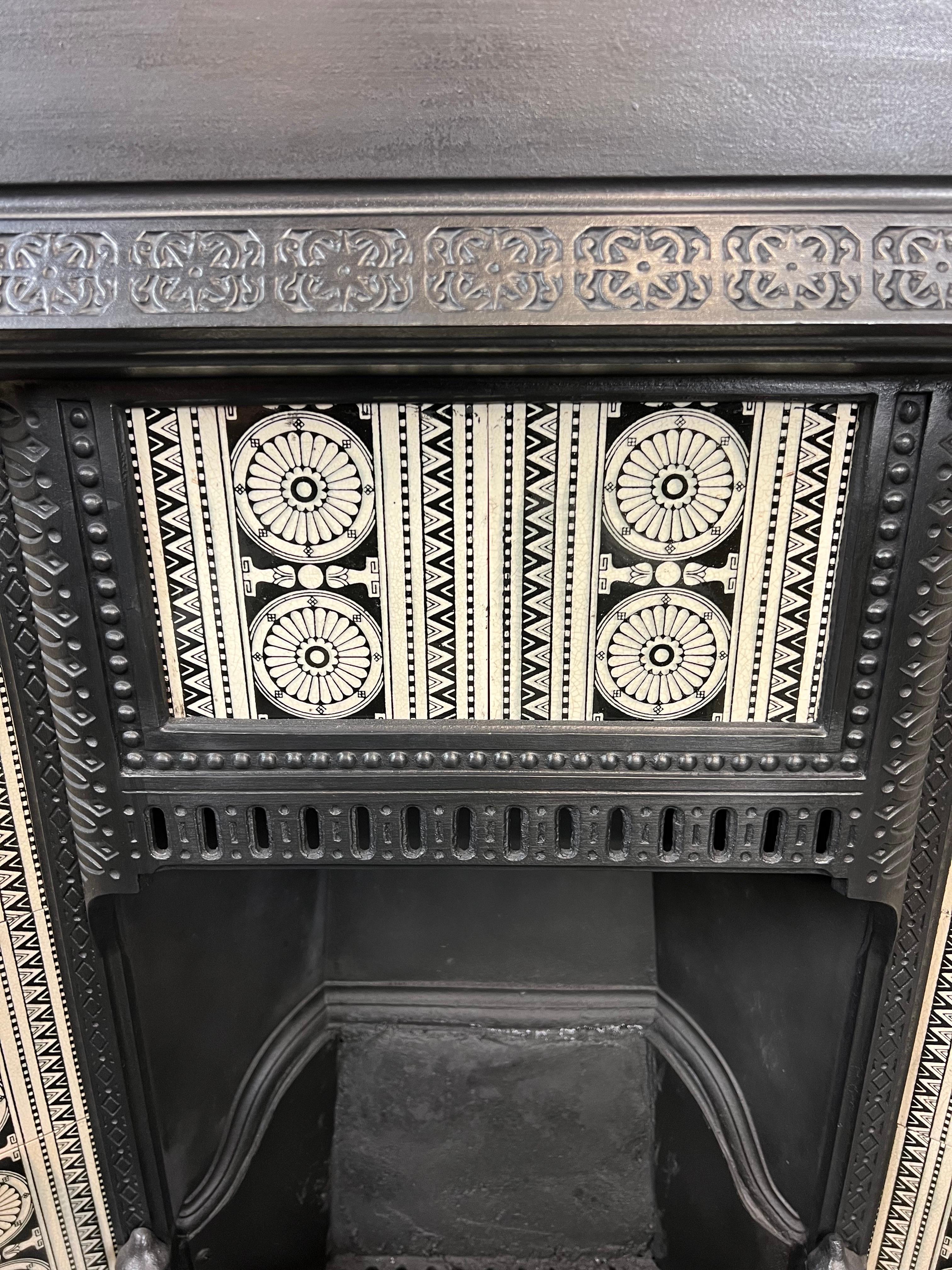 Victorian 19th Century Cast-iron Fireplace Insert With Minton Tiles  For Sale