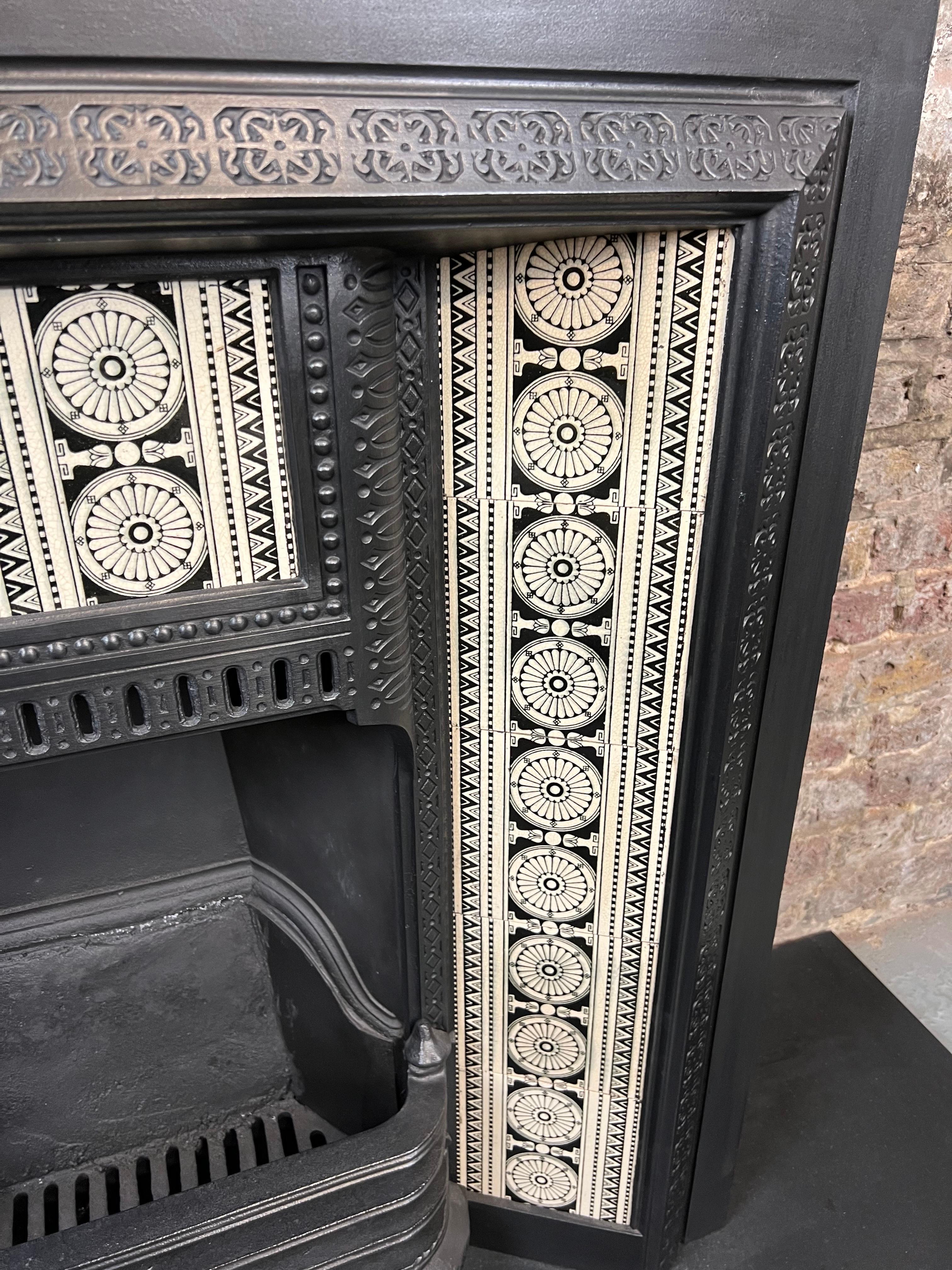 Victorian 19th Century Cast-iron Fireplace Insert With Minton Tiles  For Sale