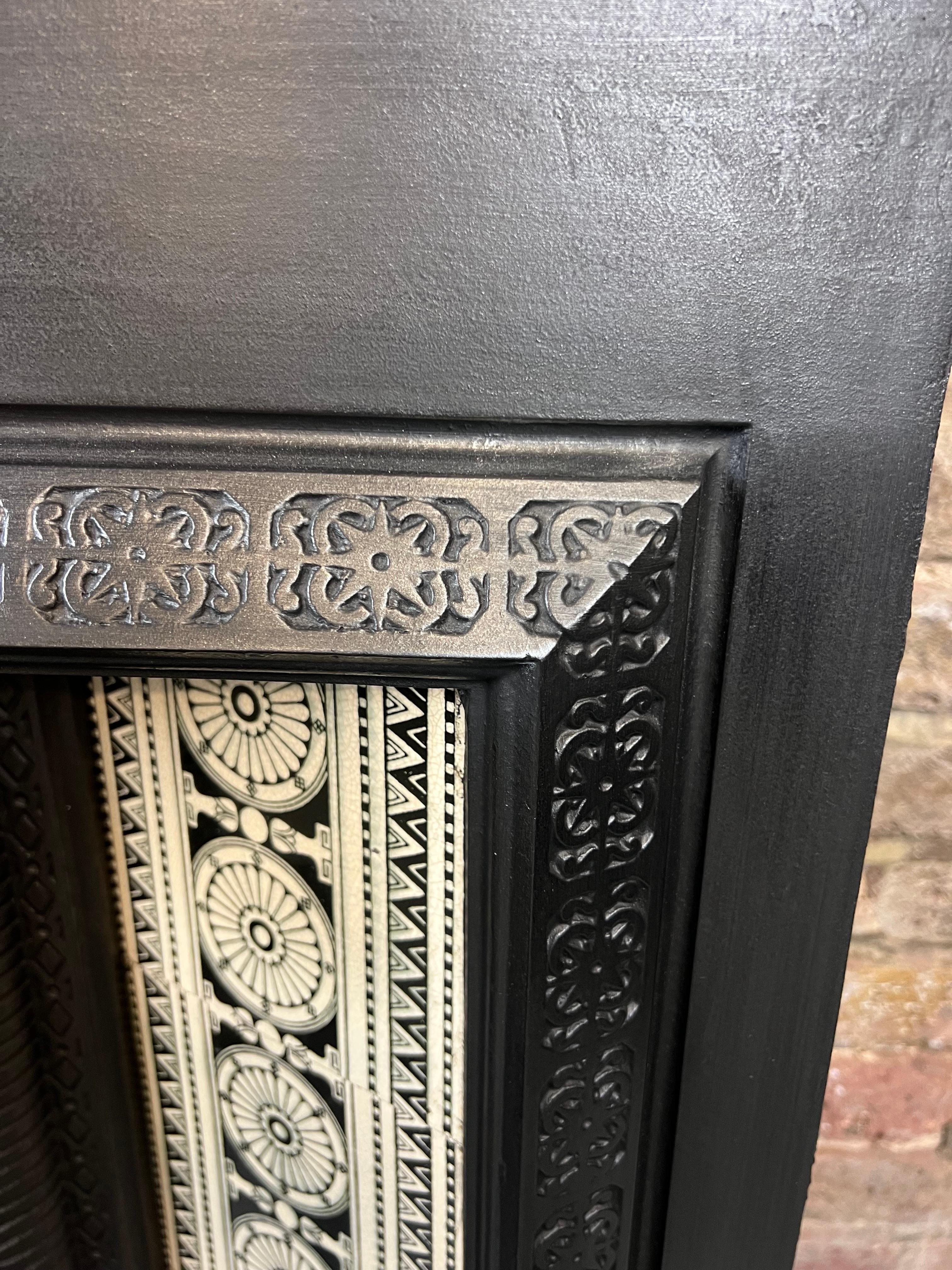 Victorian 19th Century Cast-iron Fireplace Insert With Minton Tiles  For Sale