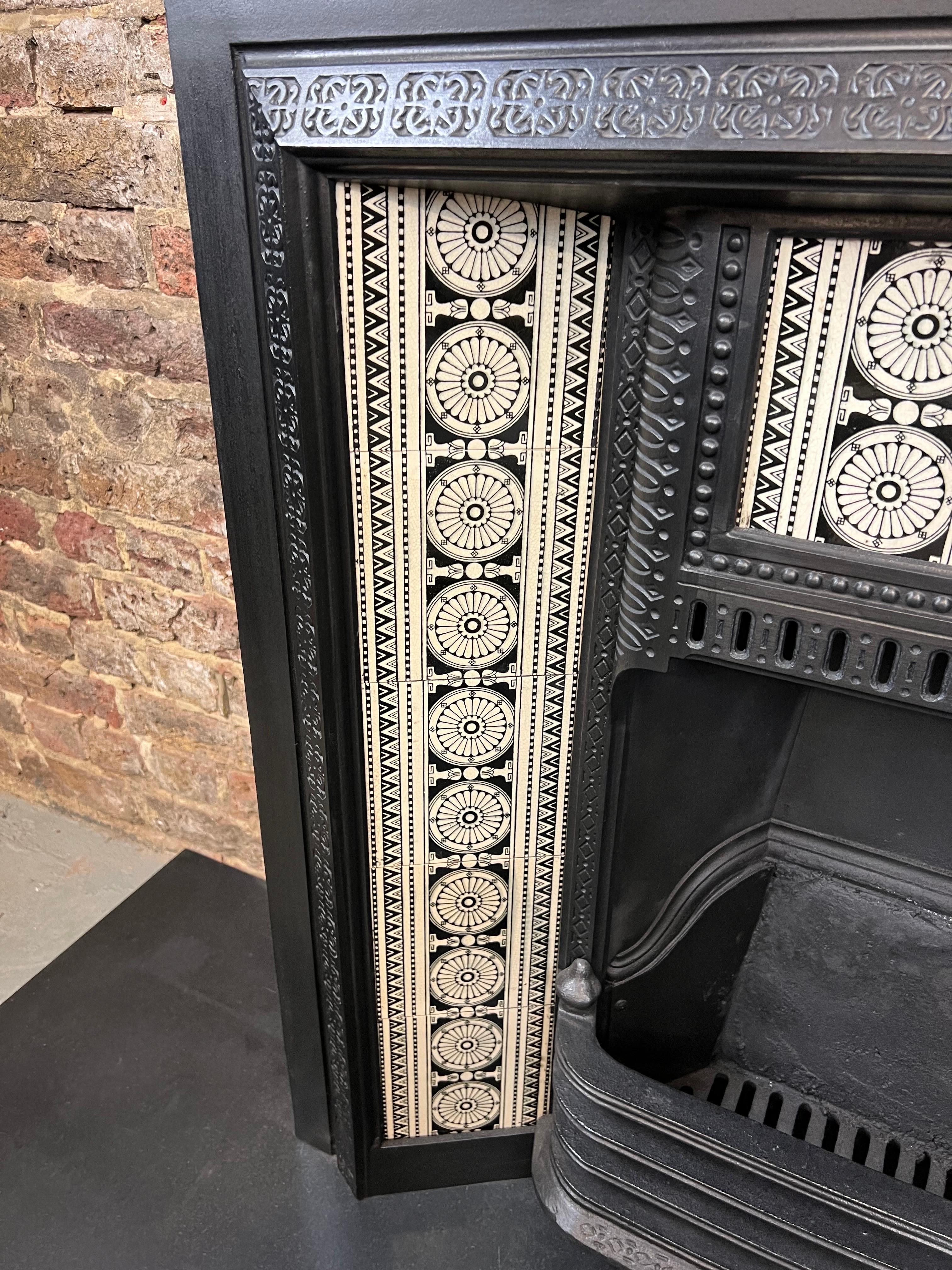 19th Century Cast-iron Fireplace Insert With Minton Tiles  In Good Condition For Sale In London, GB