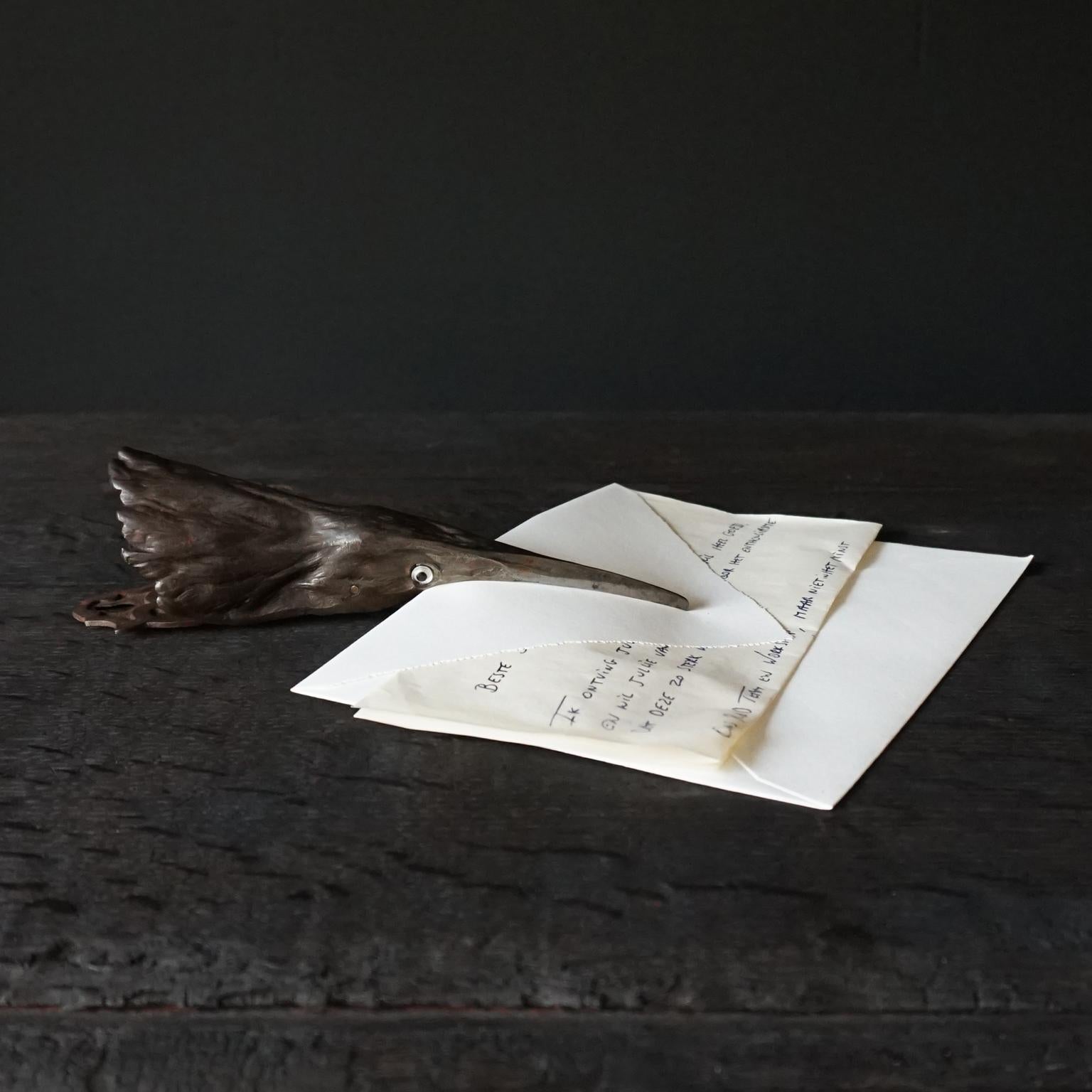 19. Jahrhundert Gusseisen Französisch figuralen Vogel Reiher Büroklammer oder Briefhalter im Angebot 1