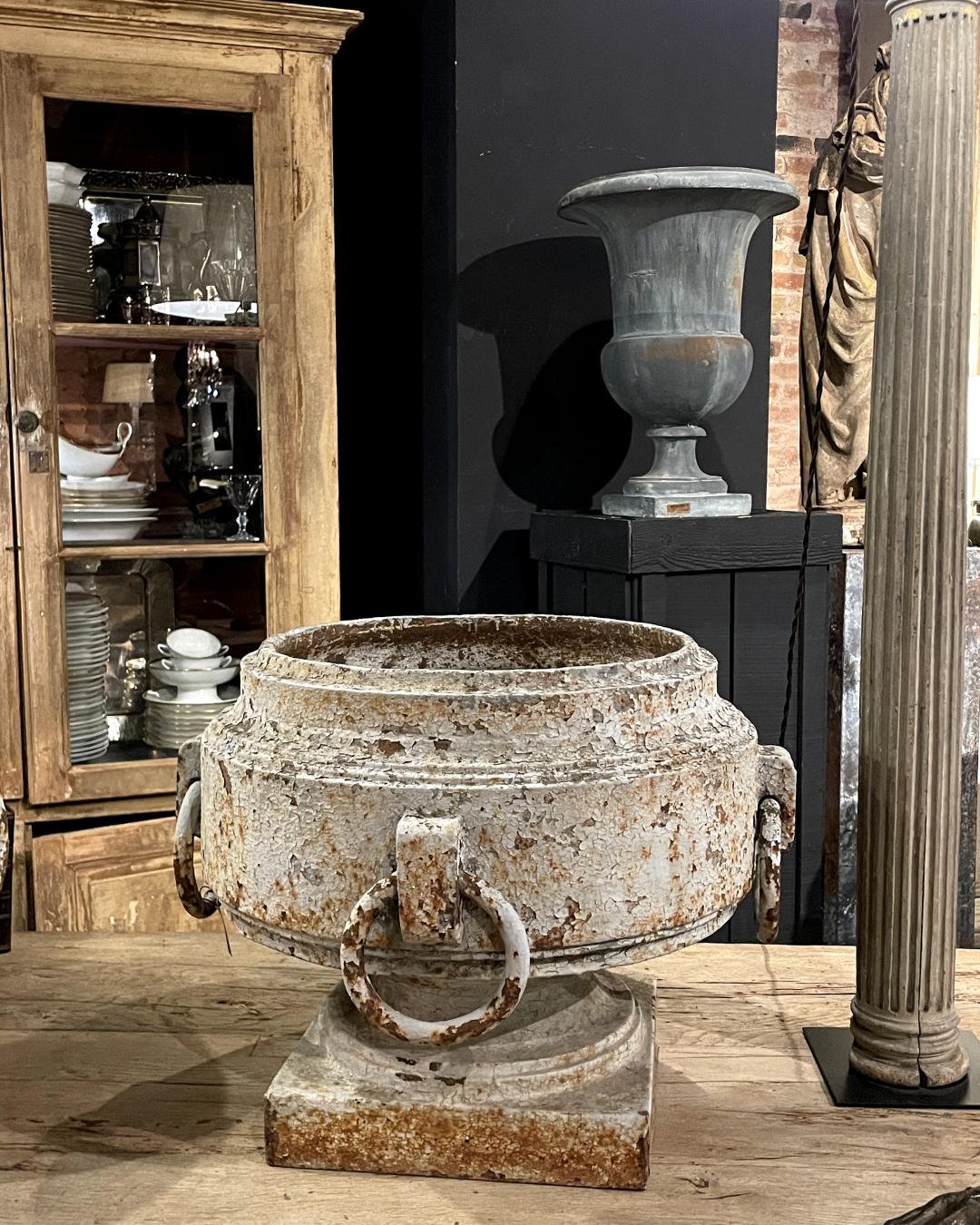 19th Century Cast Iron French Garden Urns  In Distressed Condition For Sale In BARCELONA, ES