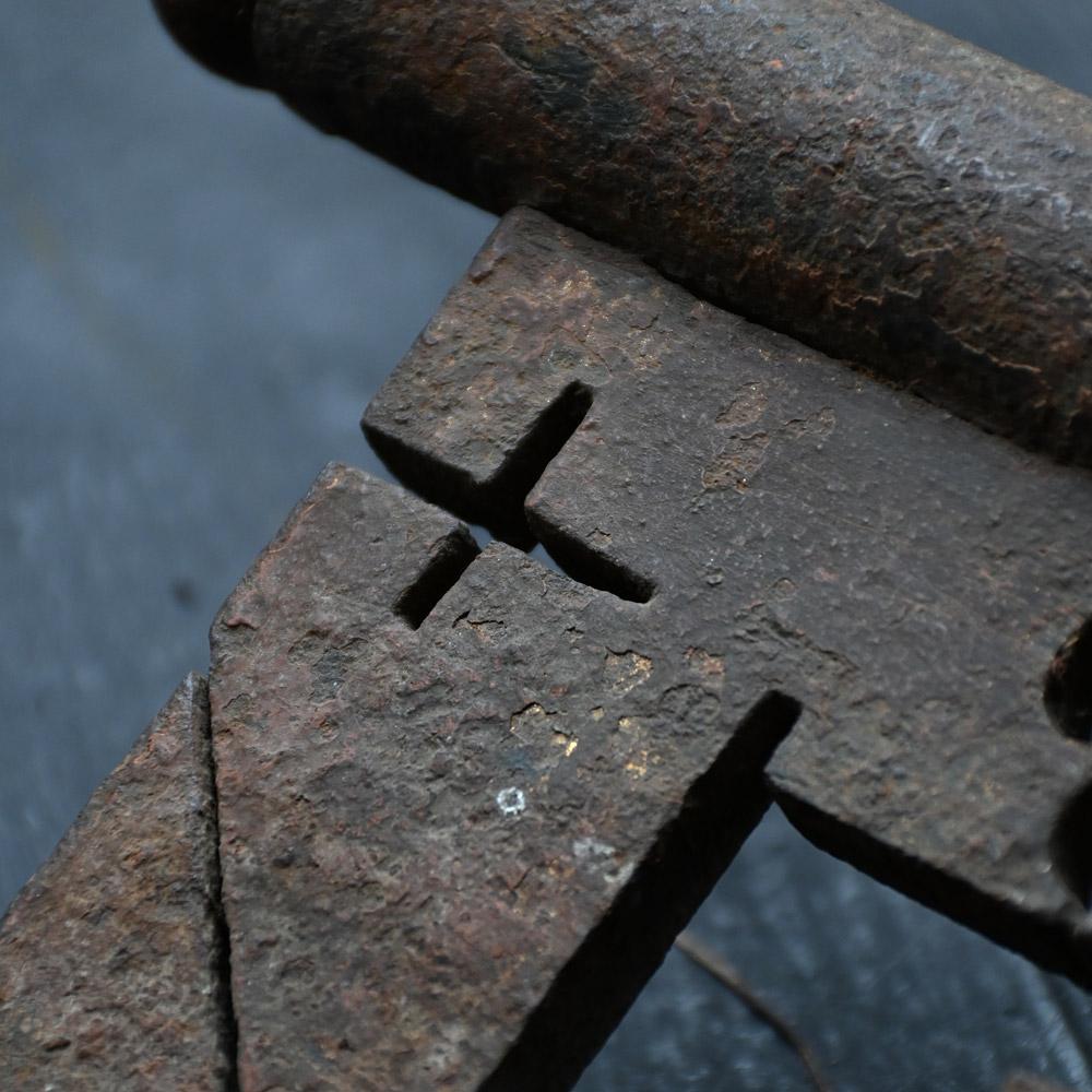19th Century Cast Iron Hand Forged English Key Makers Trade sign For Sale 2