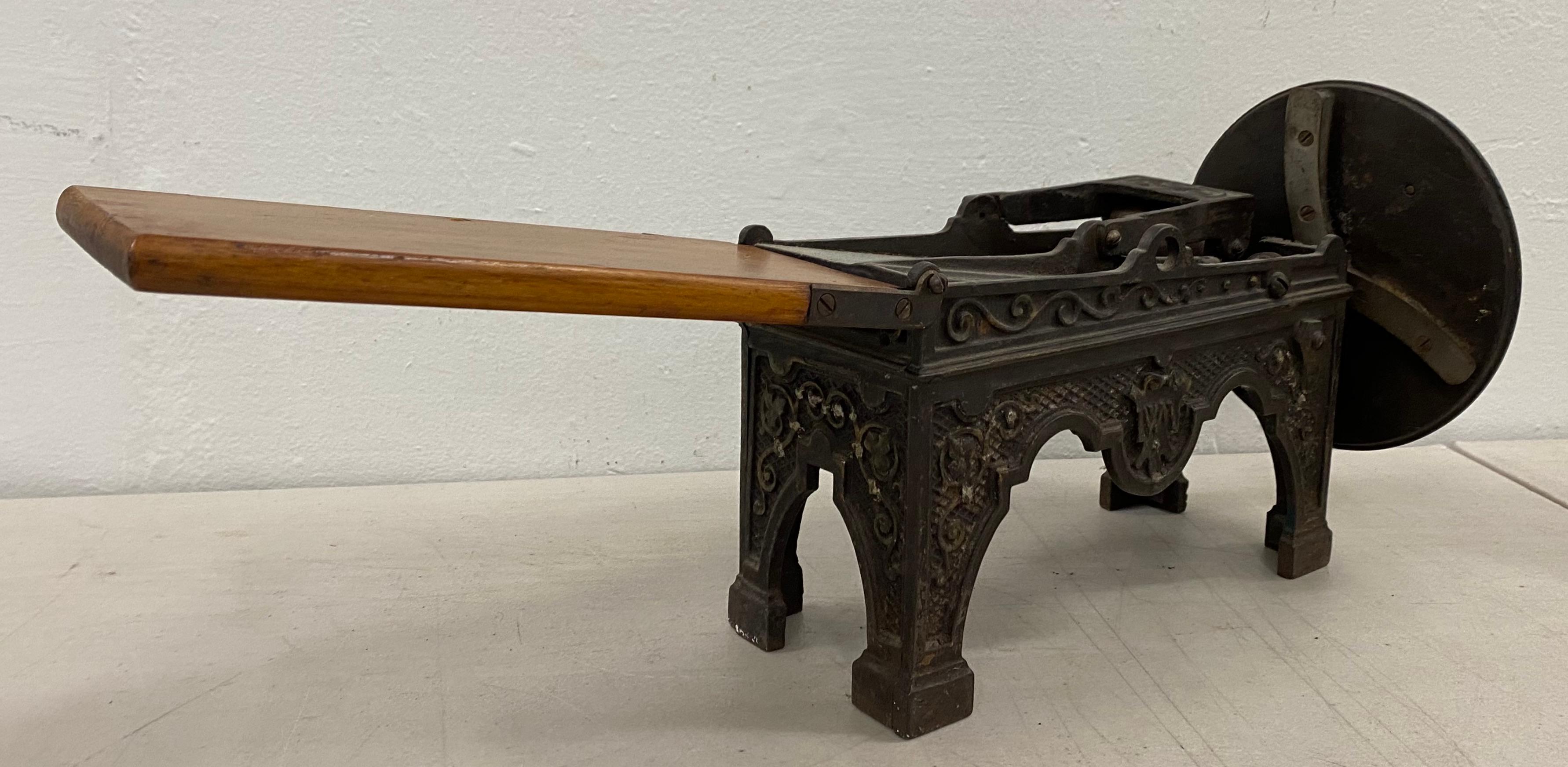 19th century cast iron & maple tobacco cutter / shredder

Once used for cutting and shredding tobacco. Today it can be used for decorative purposes.

Measures: 11