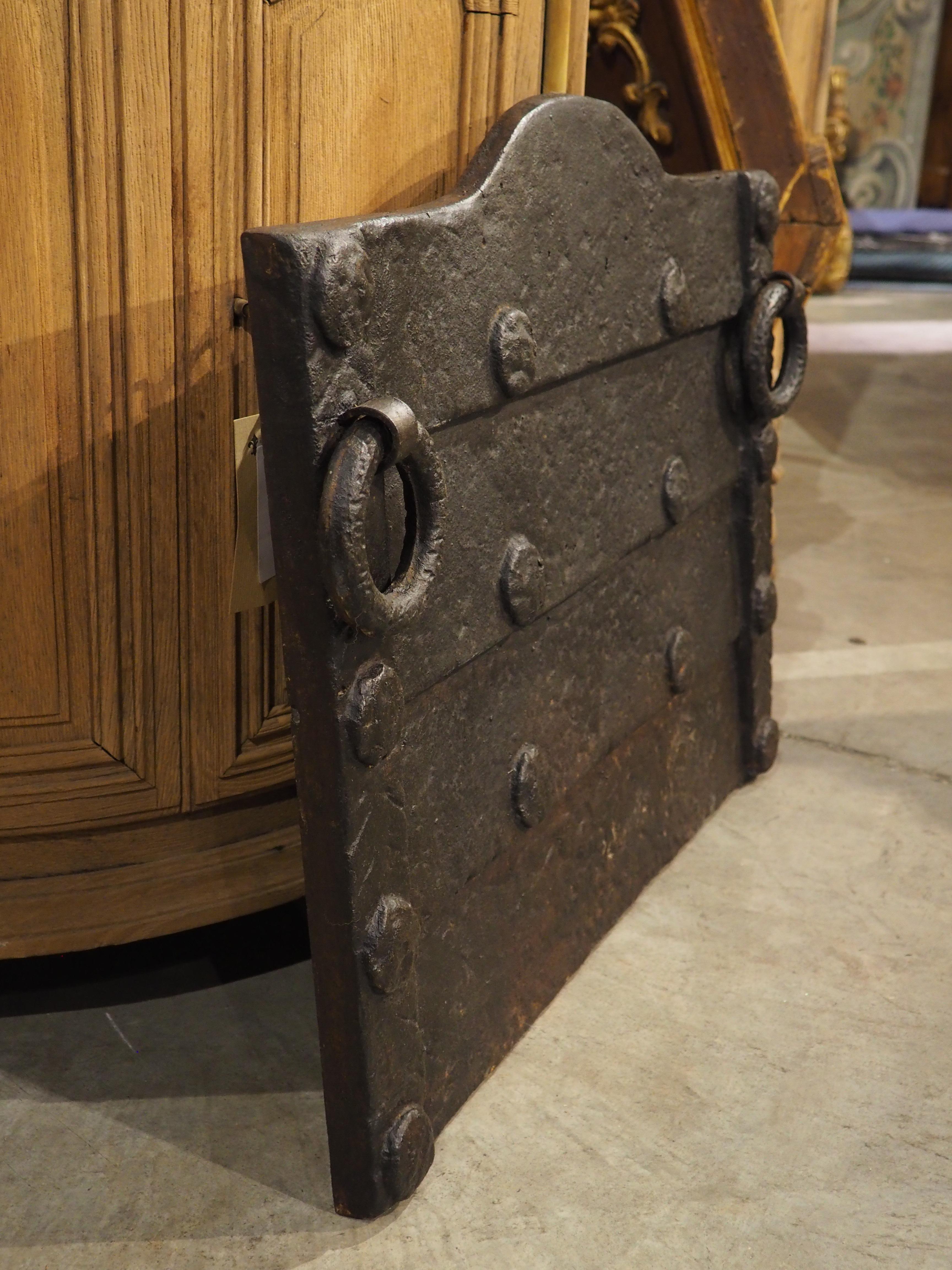 19th Century Cast Iron Medieval Style Fireback with Horizontal Lapping and Rings For Sale 1