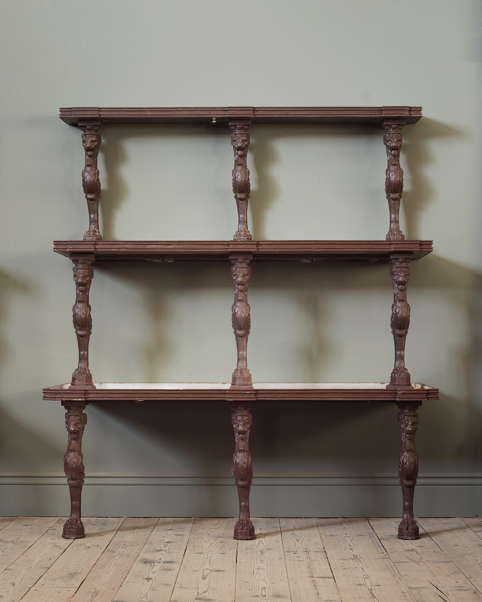 Di grande peso e scala, e di enorme impatto Costruito su tre livelli graduali, con gambe monopodiali in ghisa robusta, con ripiani in lamiera. Perfettamente adatta a un giardino d'inverno, proviene da un giardino all'inglese. Prezzo e vendita