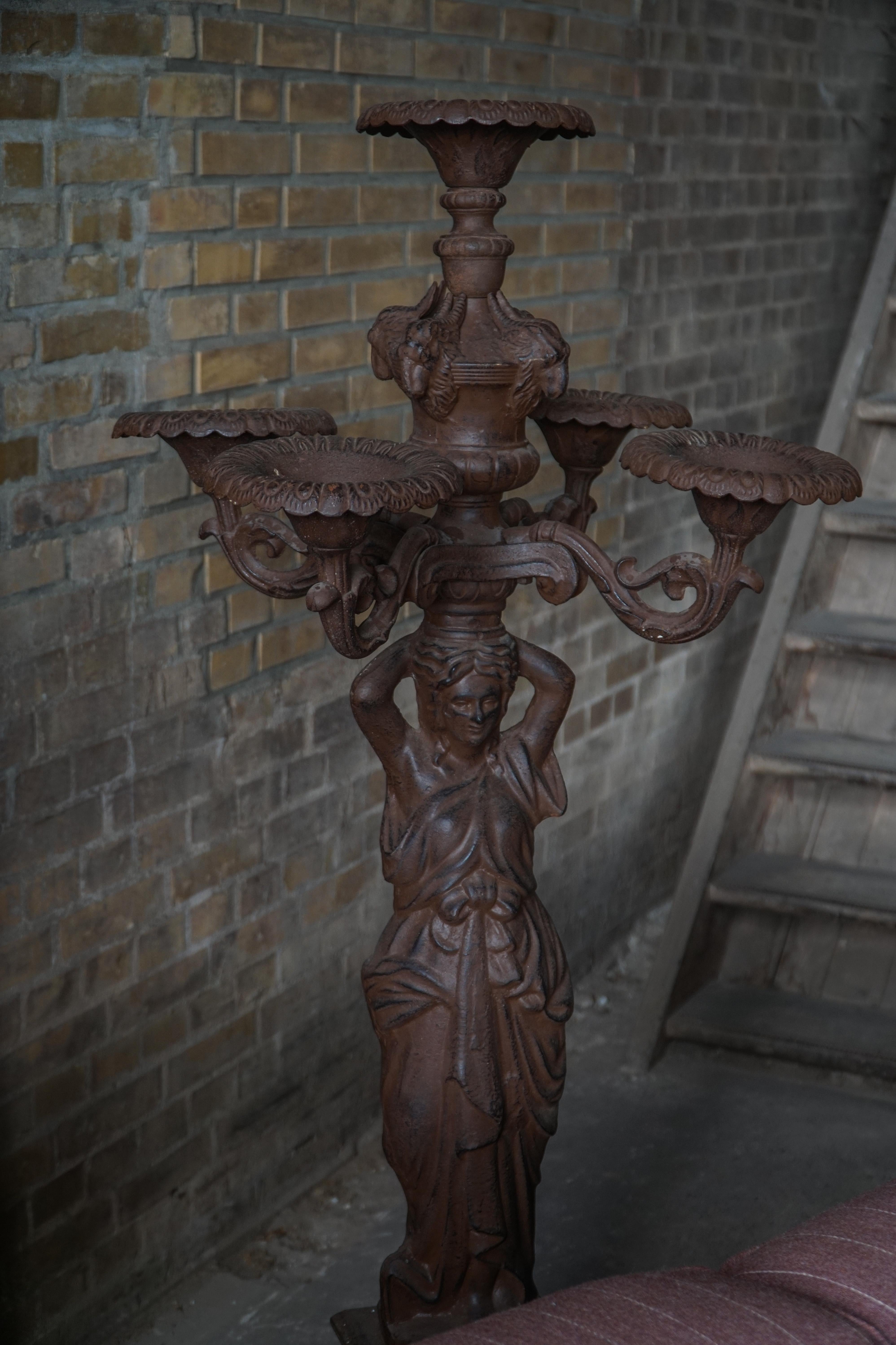 Scultura a candelabro per esterni in ghisa del XIX secolo, cinque supporti, Francia in vendita 9