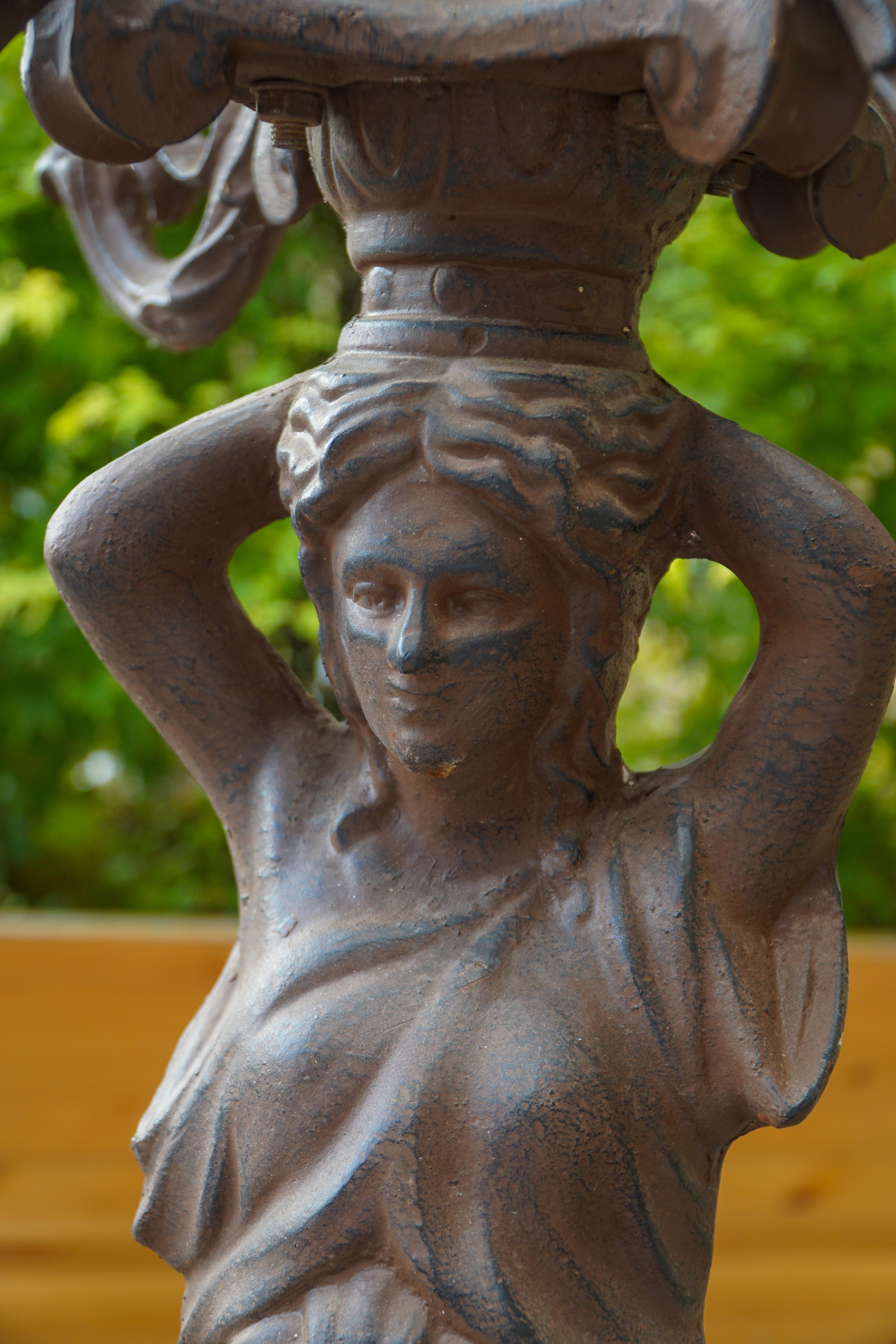 Una bellissima scultura per candelabri da esterno in ghisa del XIX secolo, con una classica caratide che sostiene un'urna ornata da cinque candelabri a punta. Originariamente destinato ad essere esposto all'esterno, il pezzo funge sia da luce