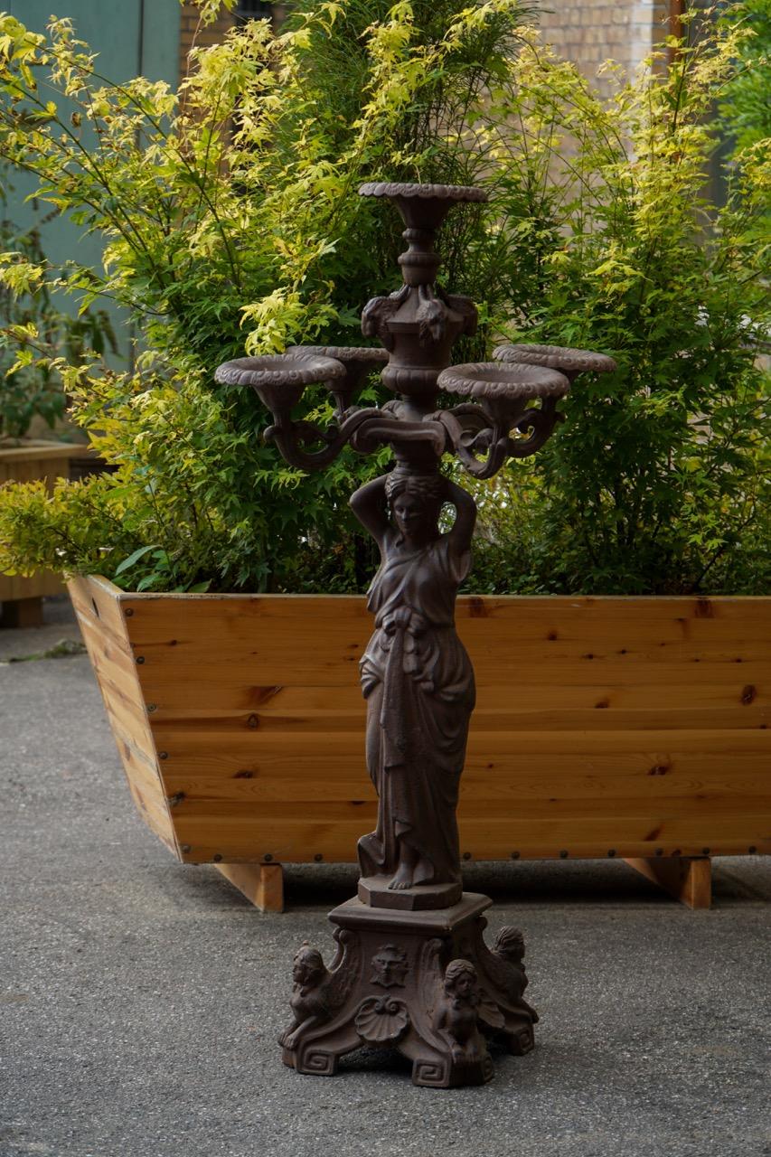 Neoclassico Scultura a candelabro per esterni in ghisa del XIX secolo, cinque supporti, Francia in vendita