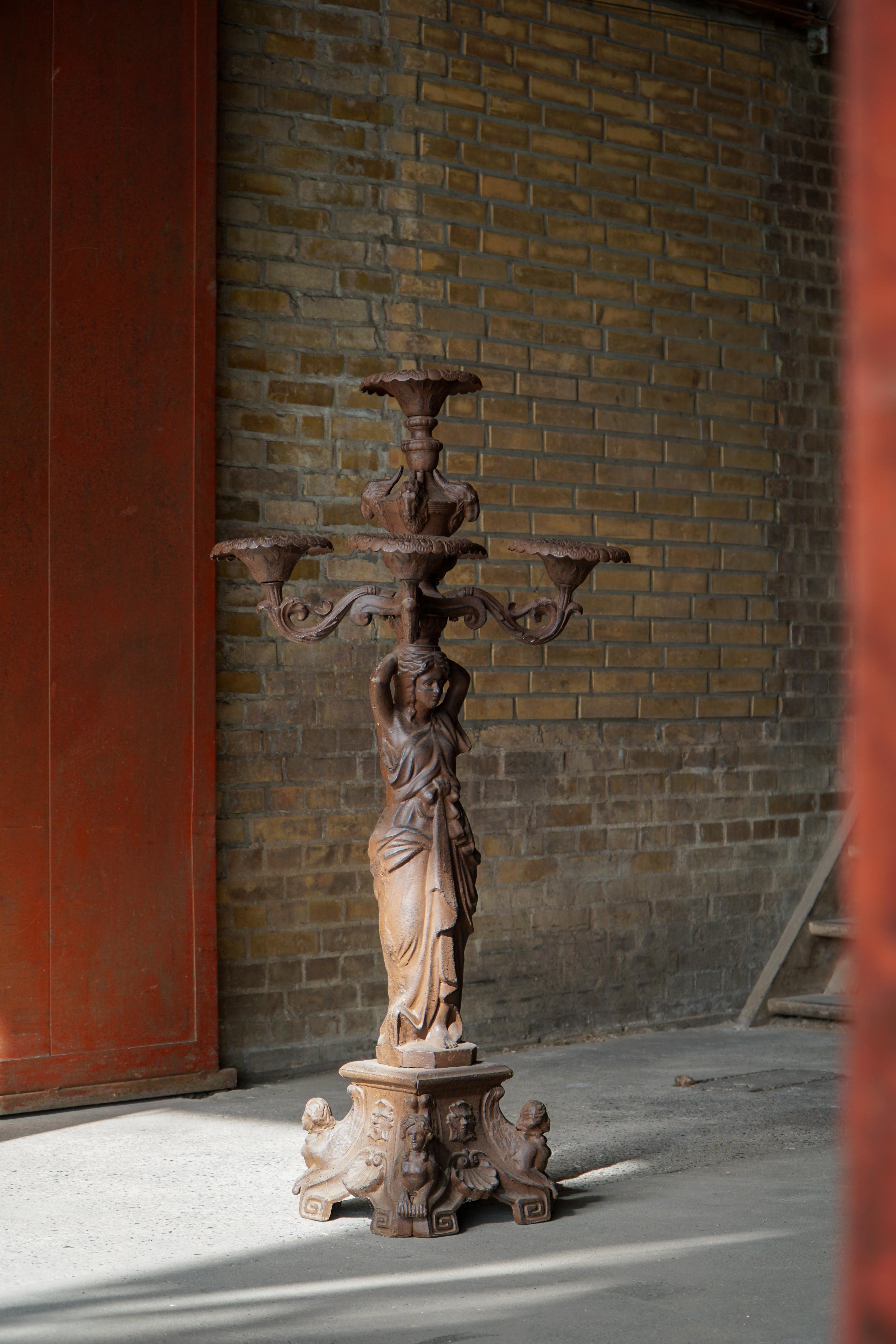 Svedese Scultura a candelabro per esterni in ghisa del XIX secolo, cinque supporti, Francia in vendita