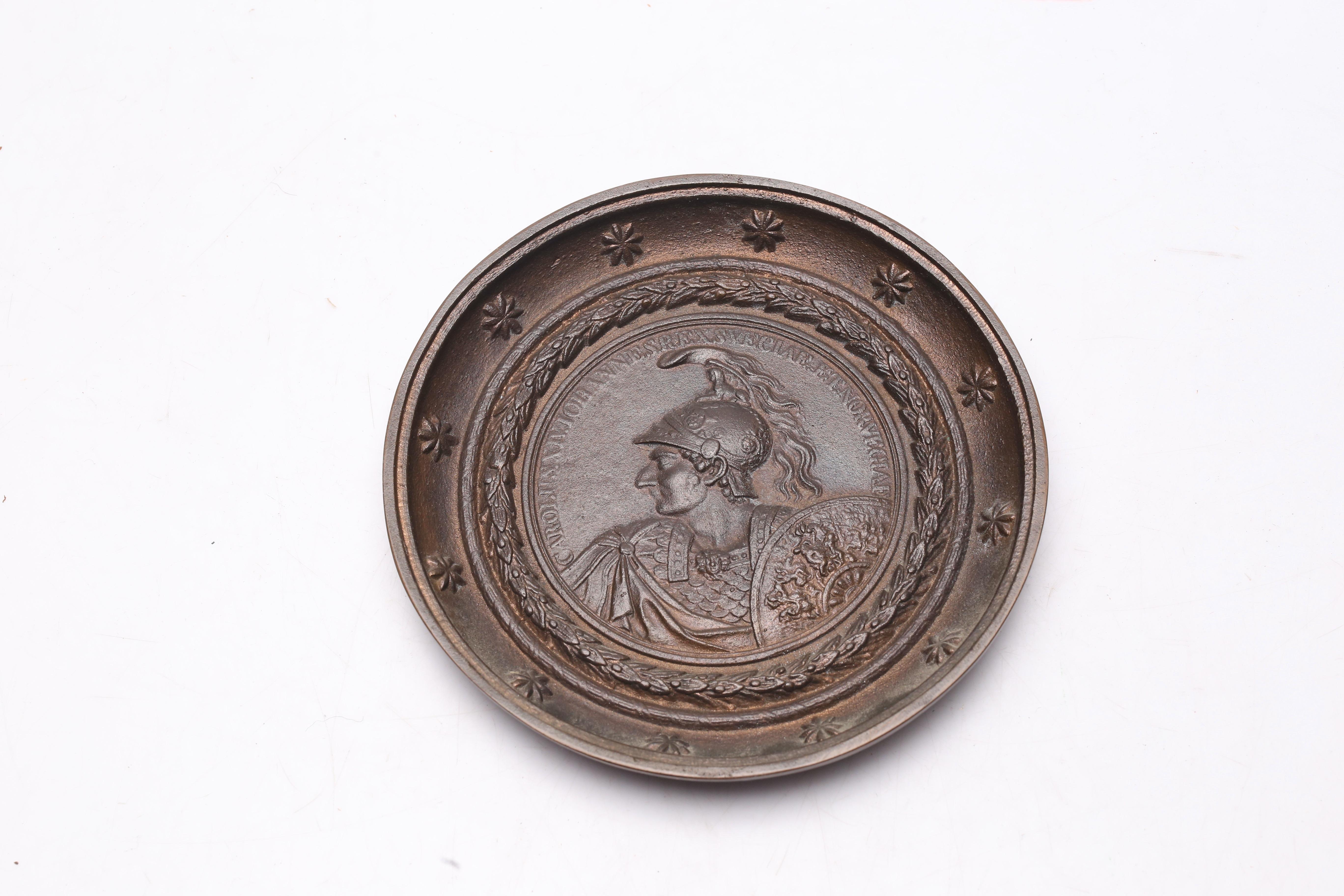 Belle plaque de médaille en fonte du roi Karl XIV Johan (1763-1844), époque empire.
Il s'agit d'un portrait en relief de Karl XIV Johan en général romain, avec le texte 