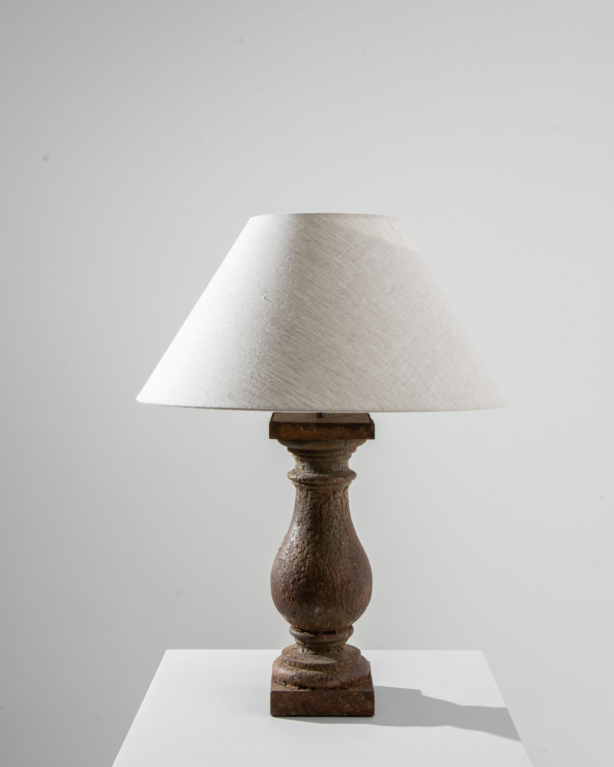 Eine Stehlampe aus Metall, die im 19. Jahrhundert in Frankreich hergestellt wurde. Diese elegante und zeitlose Leuchte strahlt eine geheimnisvolle Anziehungskraft aus und weckt ein Gefühl der Wertschätzung für klassisches Design. Der Sockel aus